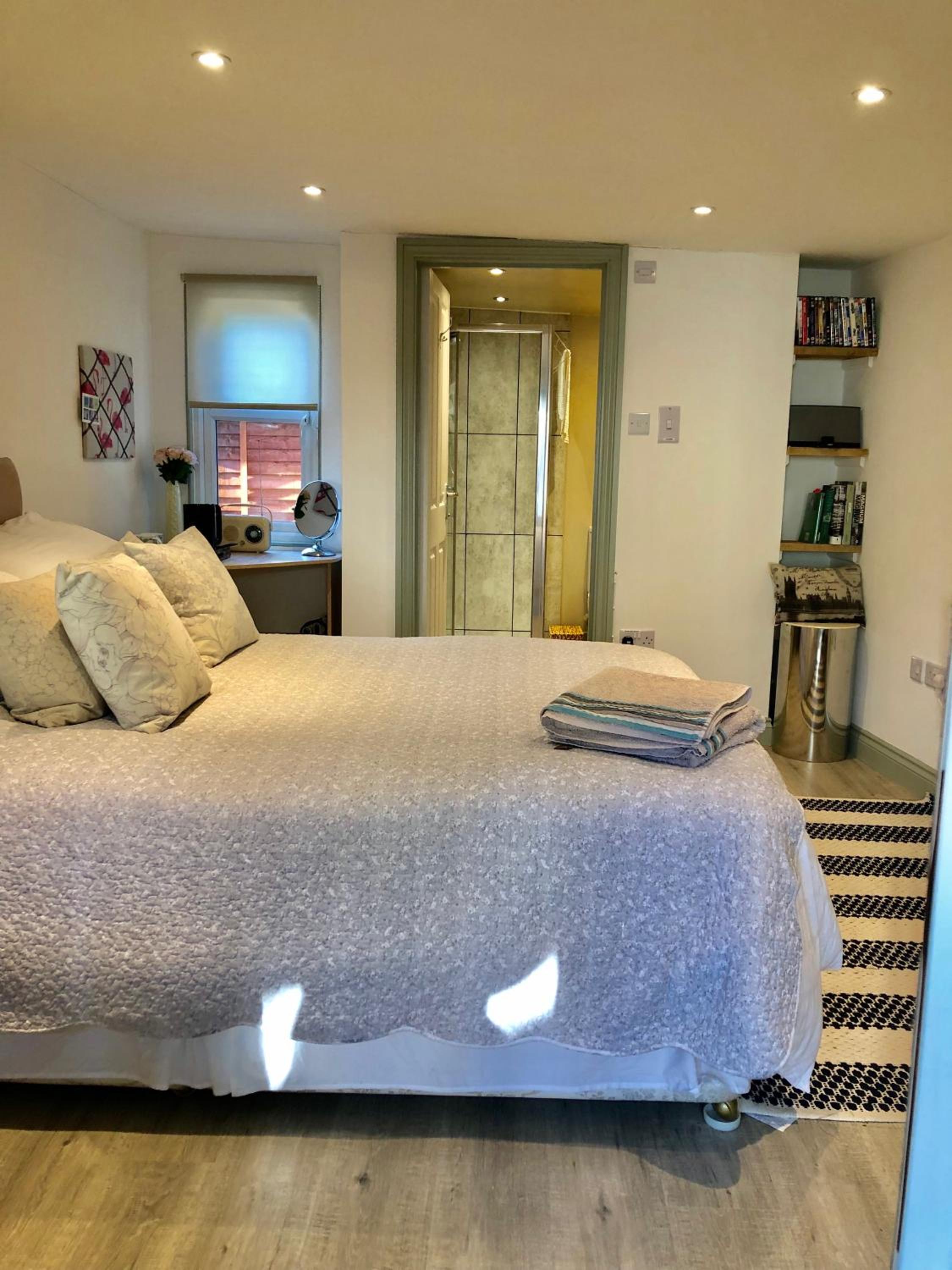 Deluxe Double Room with Shower - Photo 3