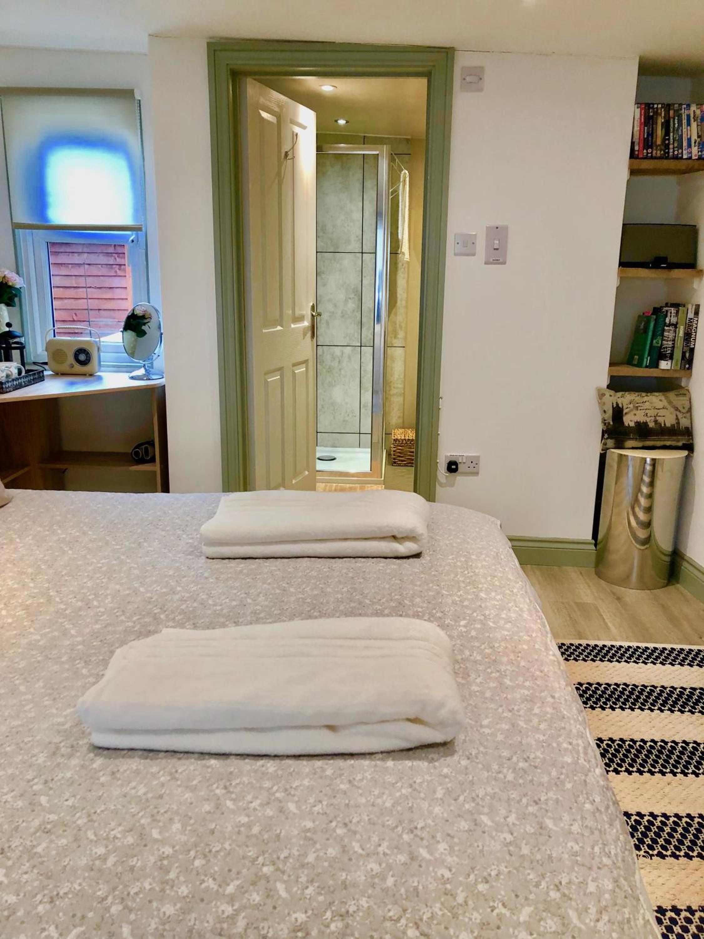 Deluxe Double Room with Shower - Photo 2