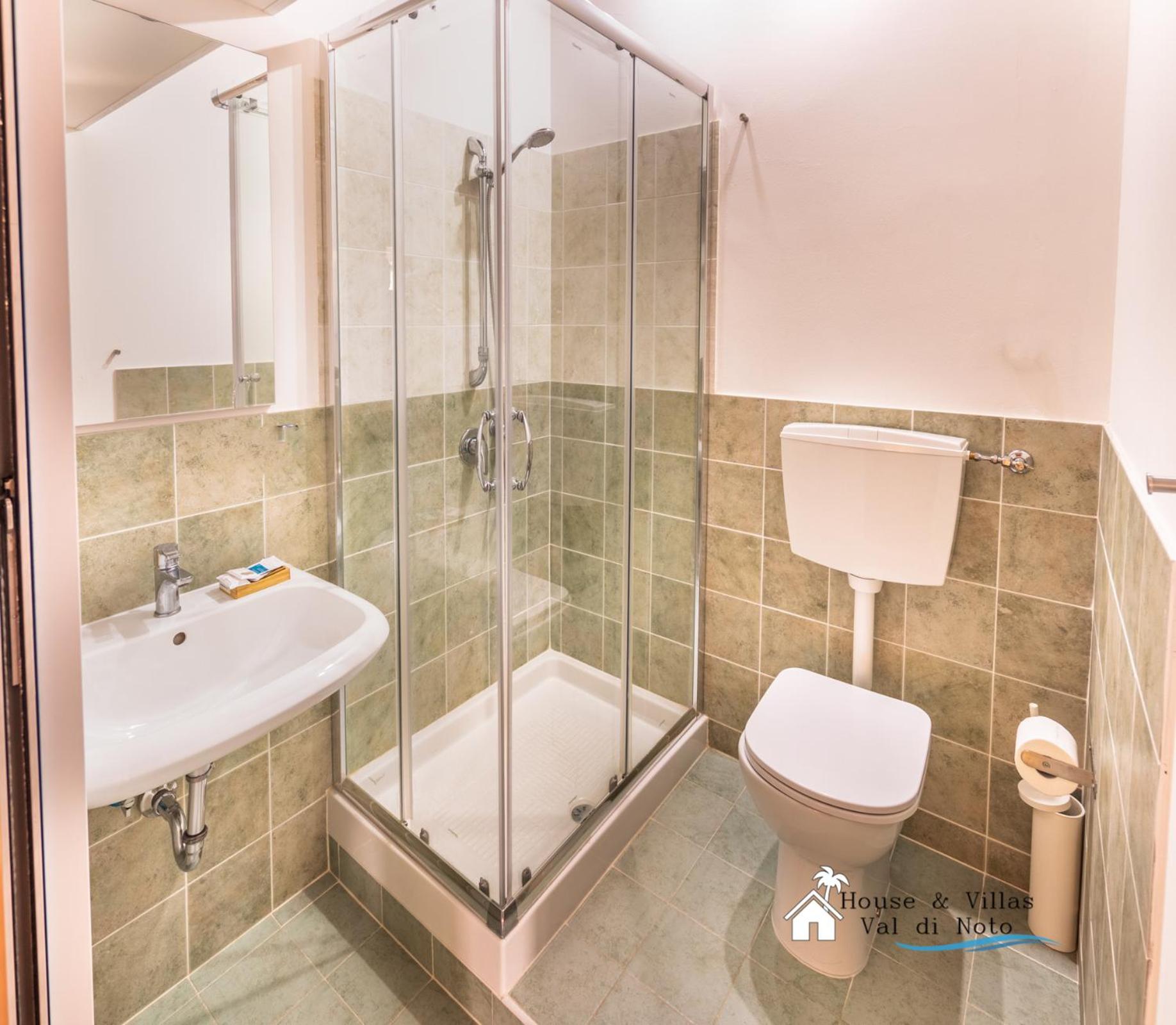 Standard Double Room - Photo 4