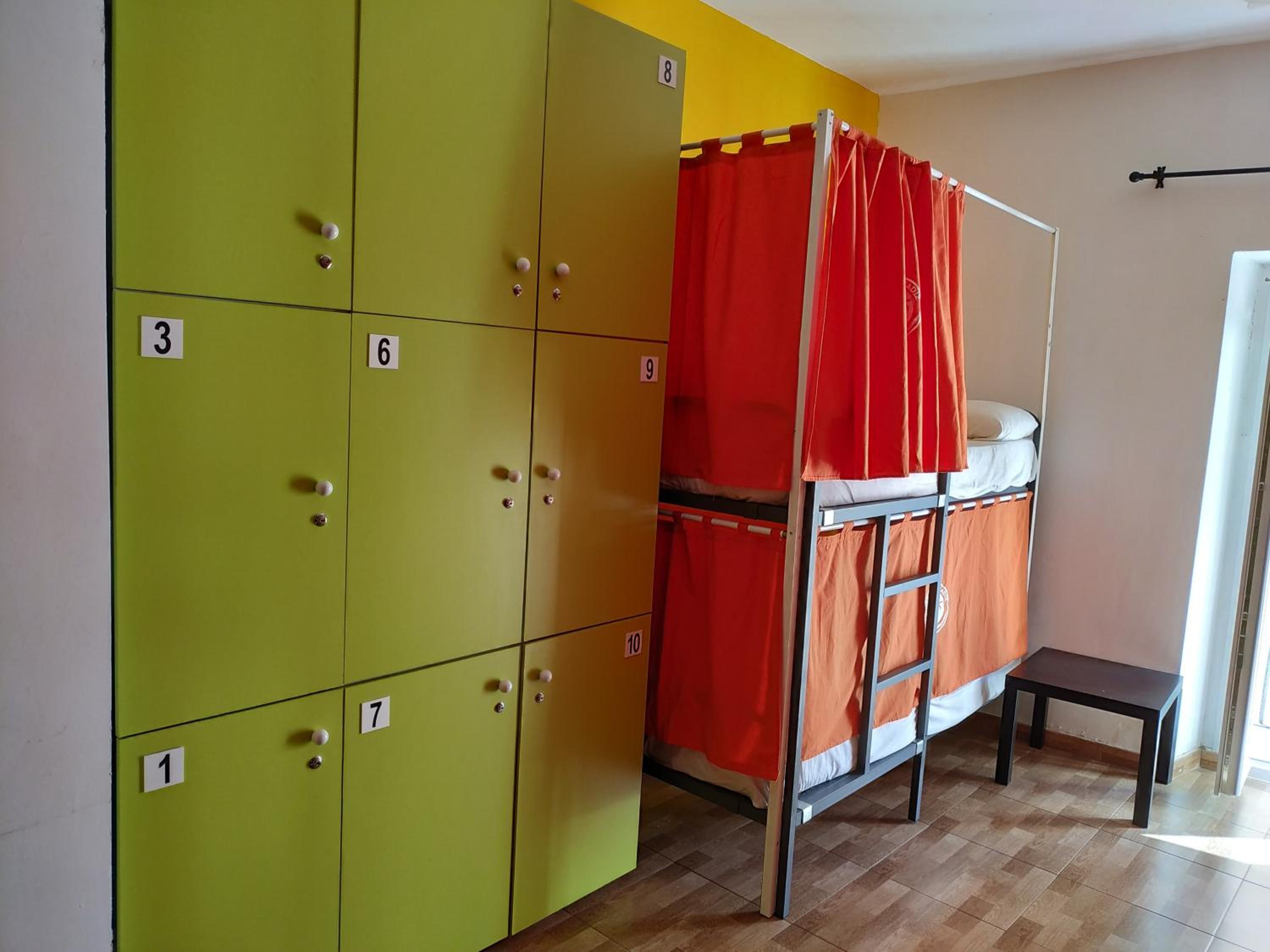 Cama en Dormitorio Mixto de 10 Camas
