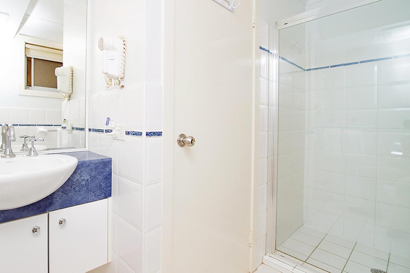 Three-Bedroom, Two-Bathroom, Double Lockup Garage Townhouse photo 3