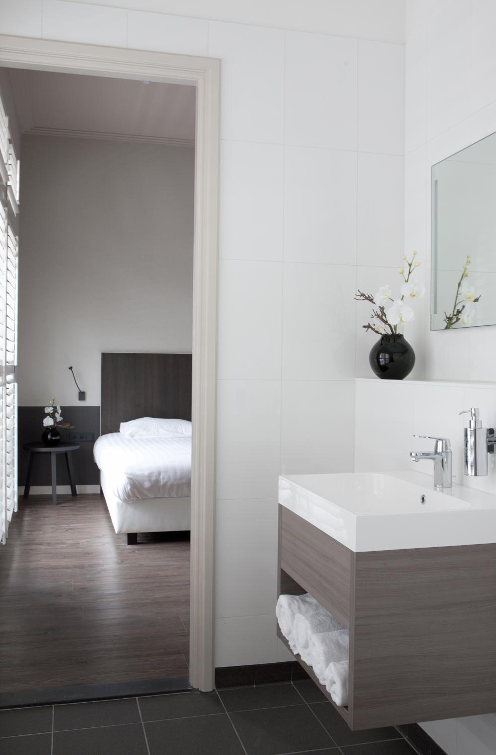 Junior Suite with Balcony - Photo 2