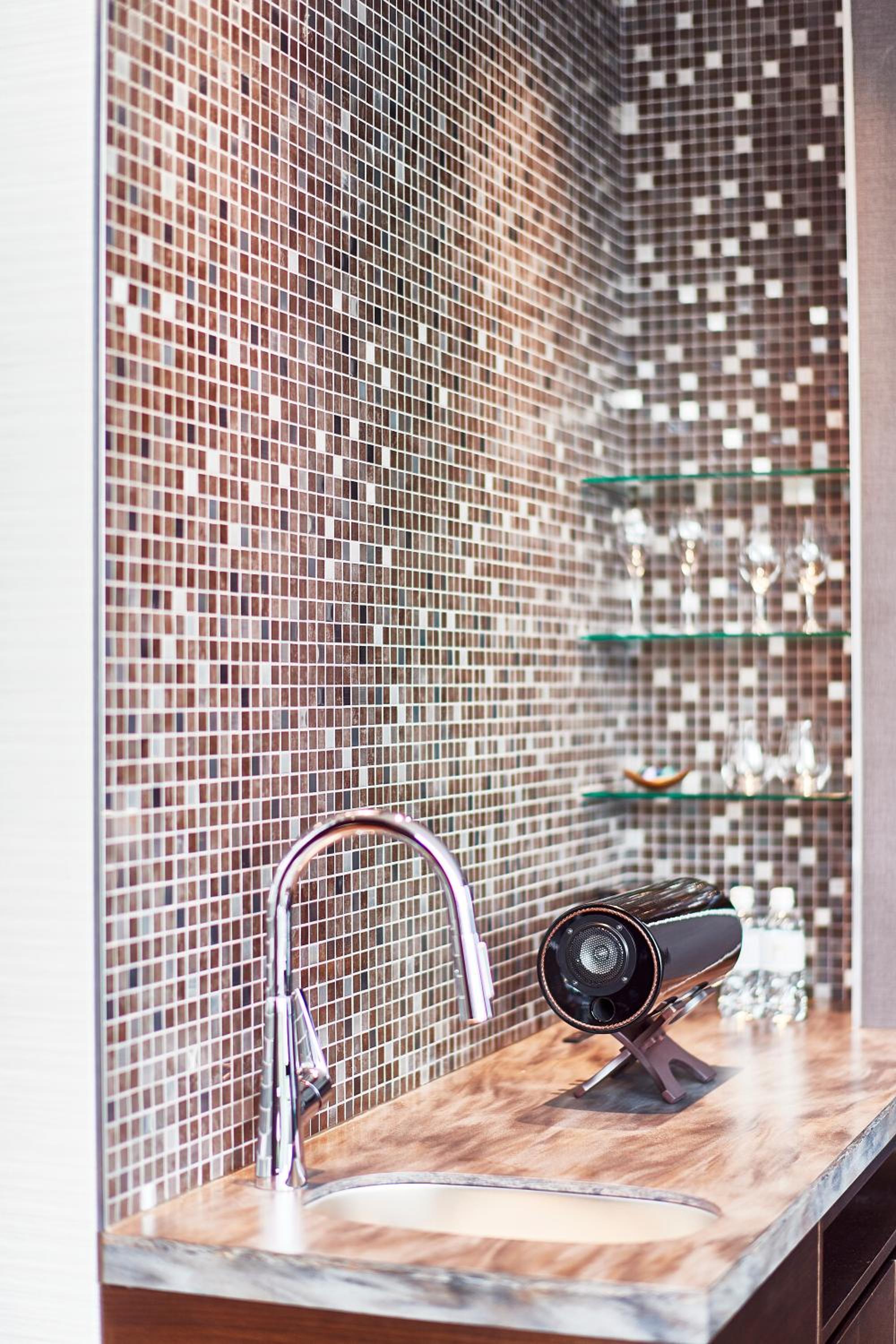 Suite with Hot Tub – Non-Smoking