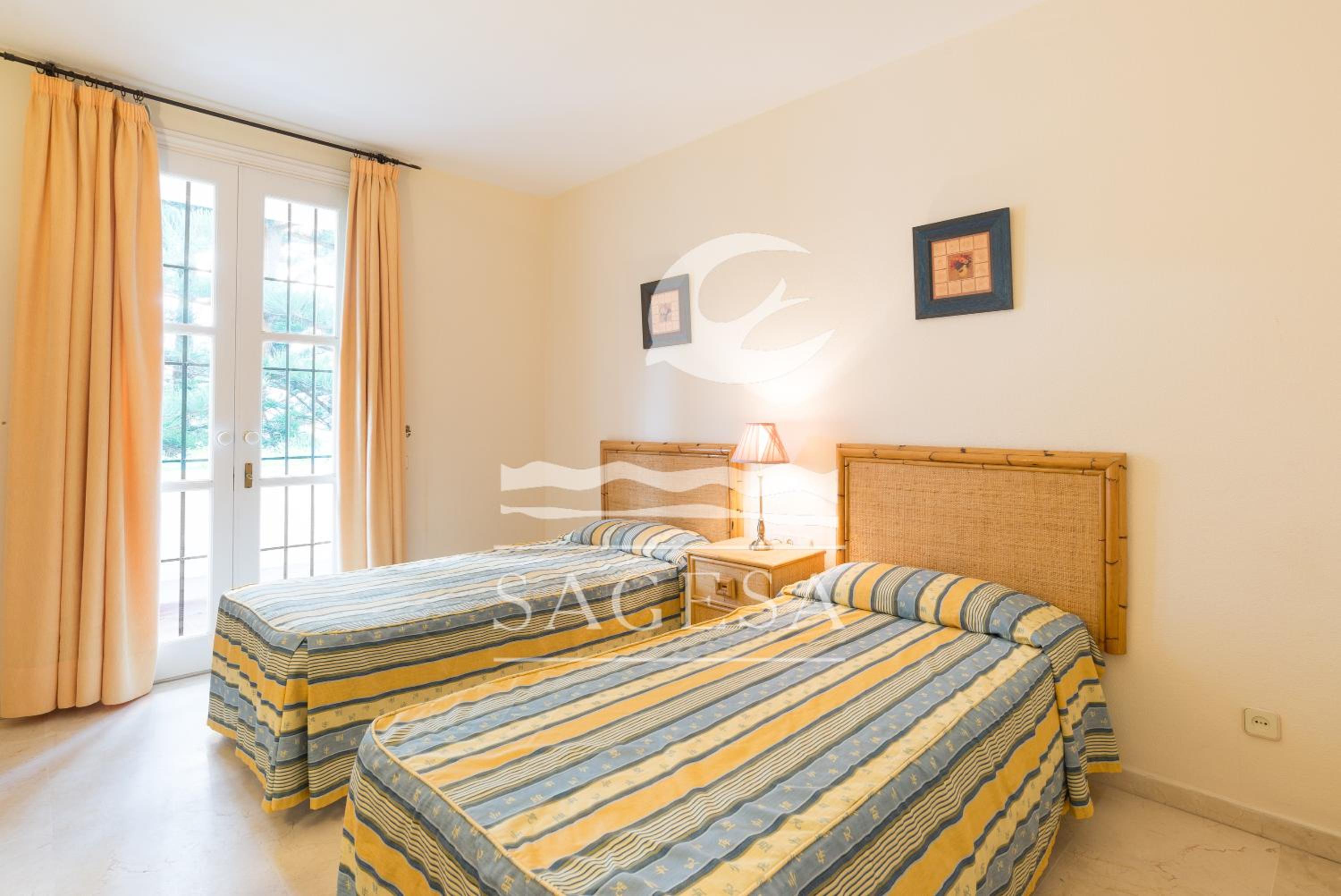 Apartamento de dos dormitorios superior con vista al lago.