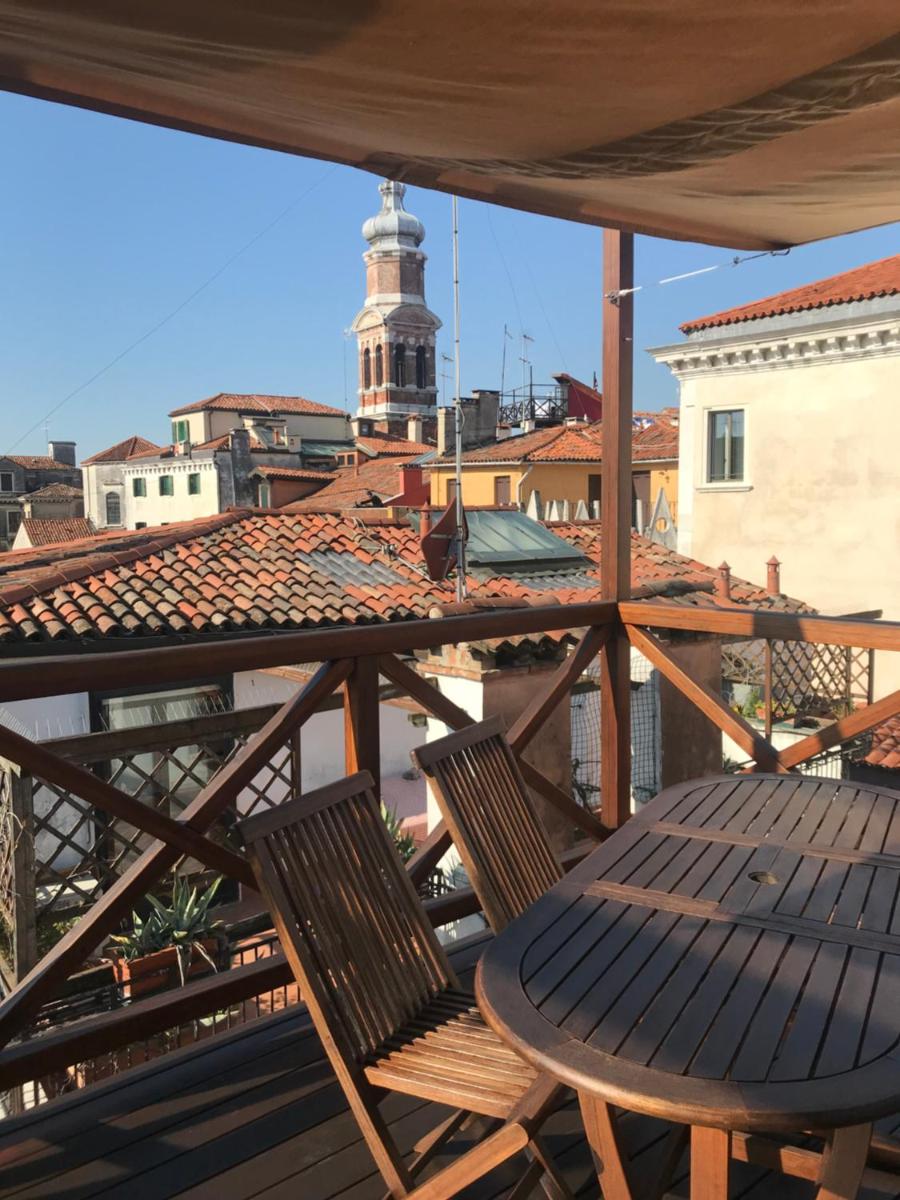 Rialto Three Bedroom Apartment - Split Level photo 1