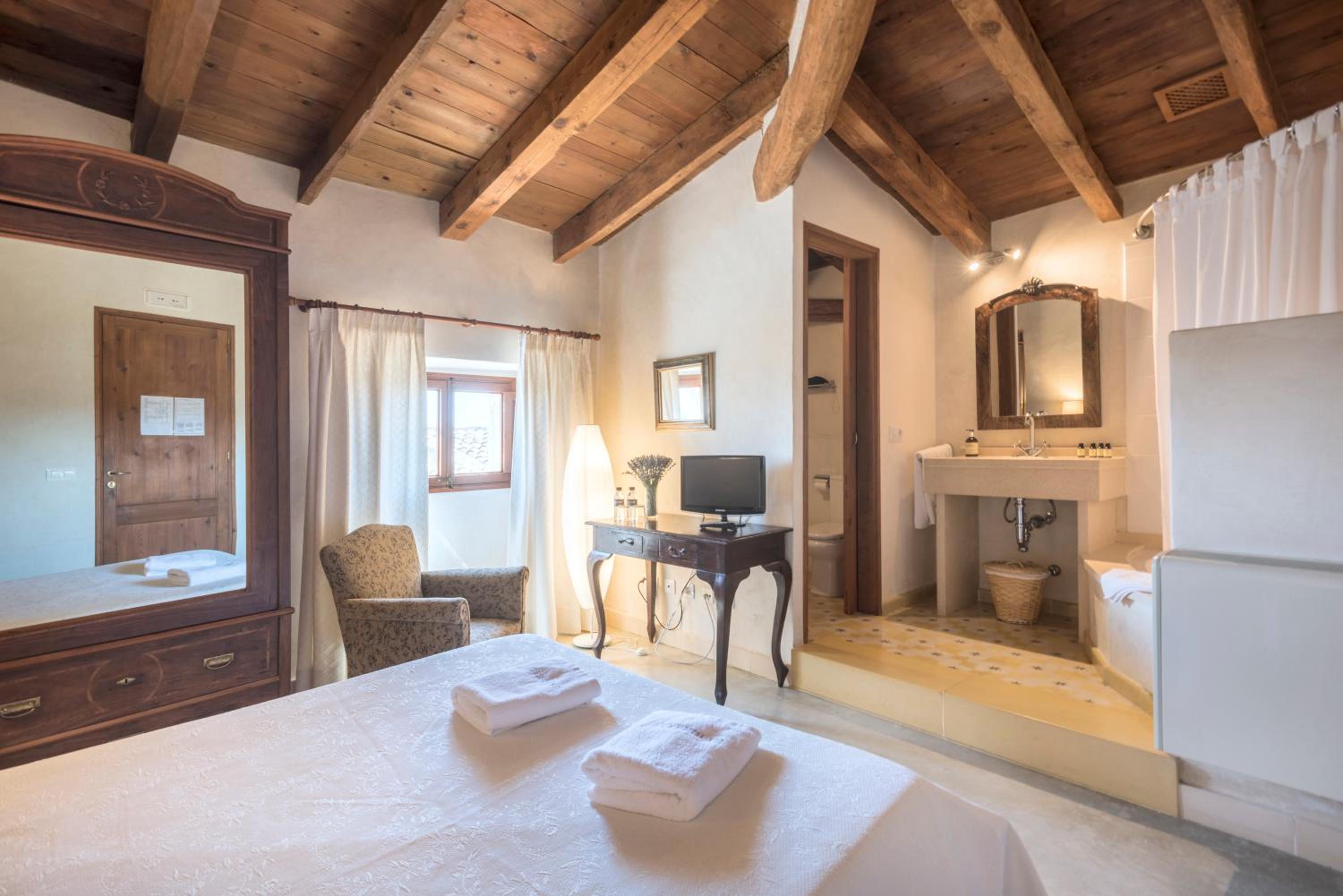 Double or Twin Room - Photo 9