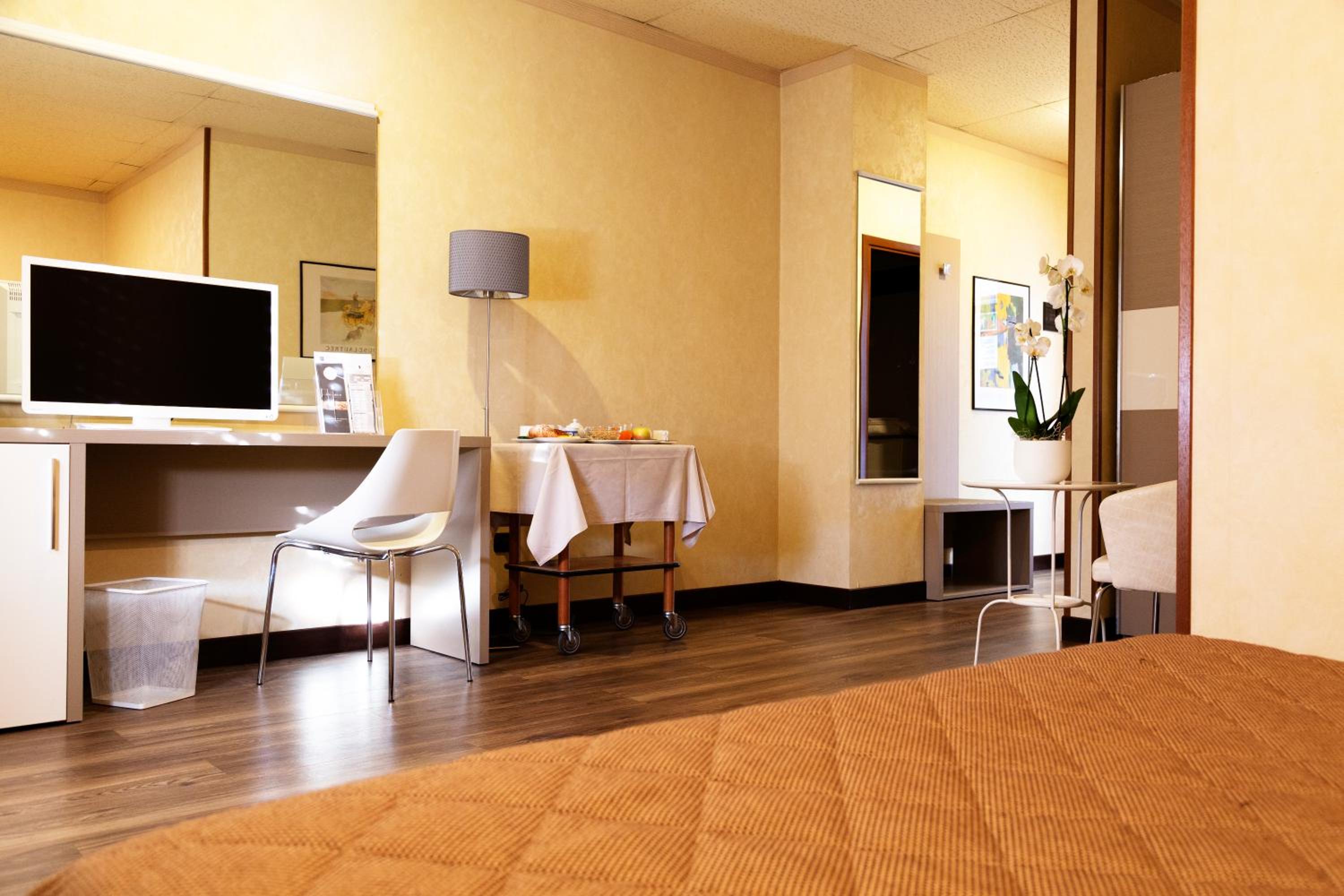 Standard Double Room - Photo 7