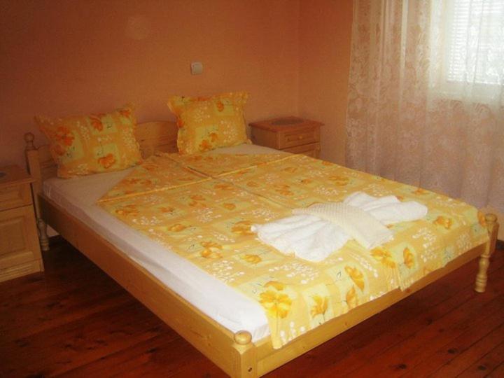 Basic Triple Room With Shared Bathroom photo 2