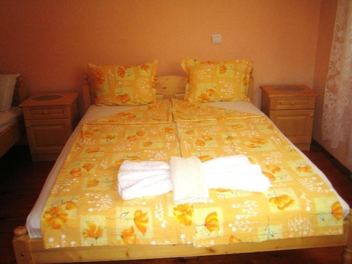 Basic Triple Room With Shared Bathroom photo 1