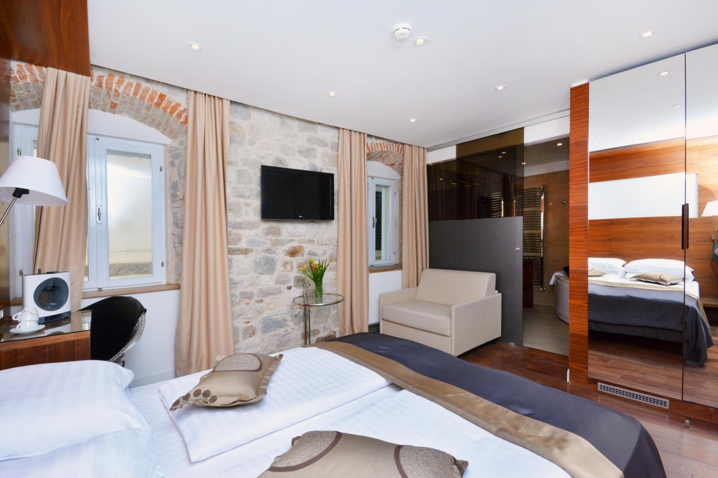 Deluxe Double Room - Photo 8