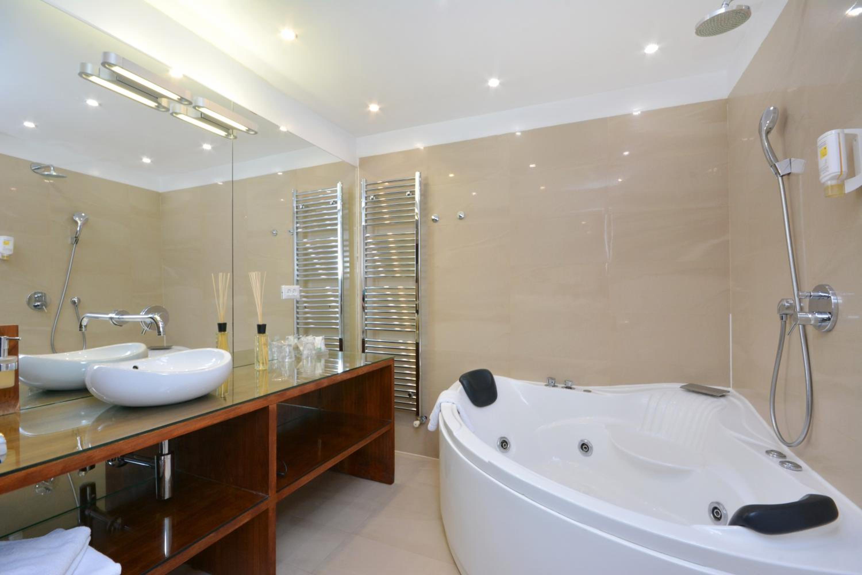Deluxe Double Room - Photo 17