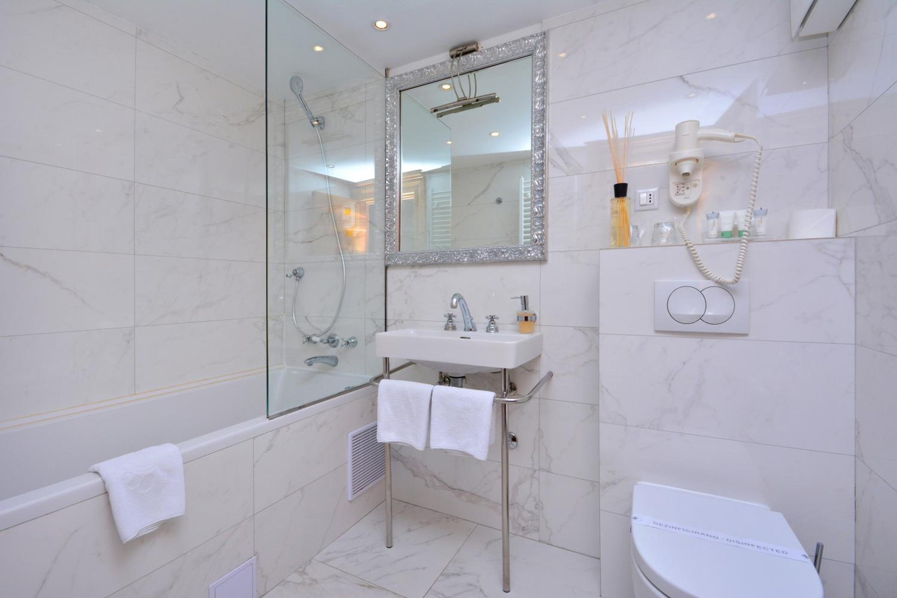Deluxe Double Room - Photo 20