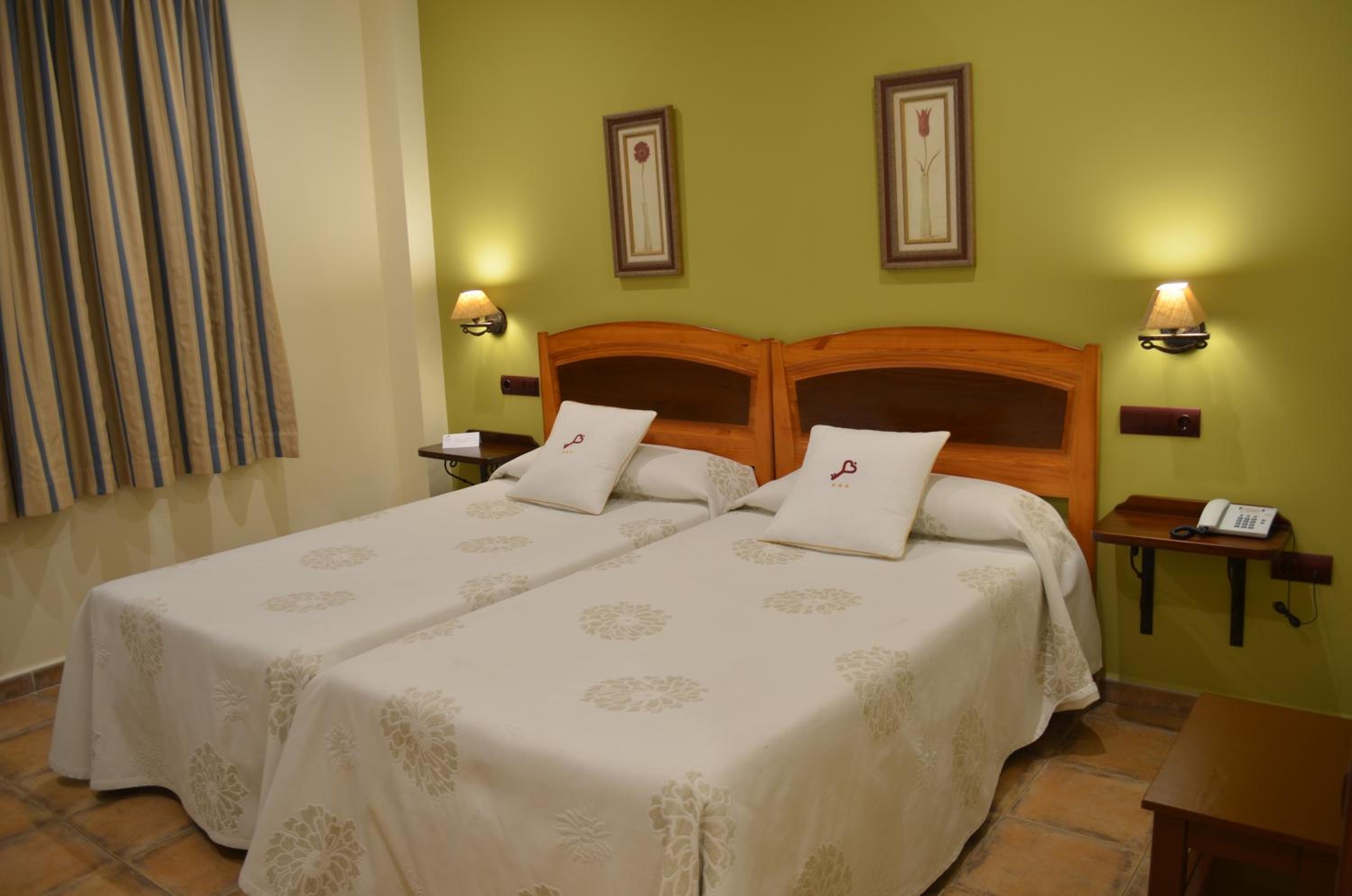 Twin Room - Photo 17