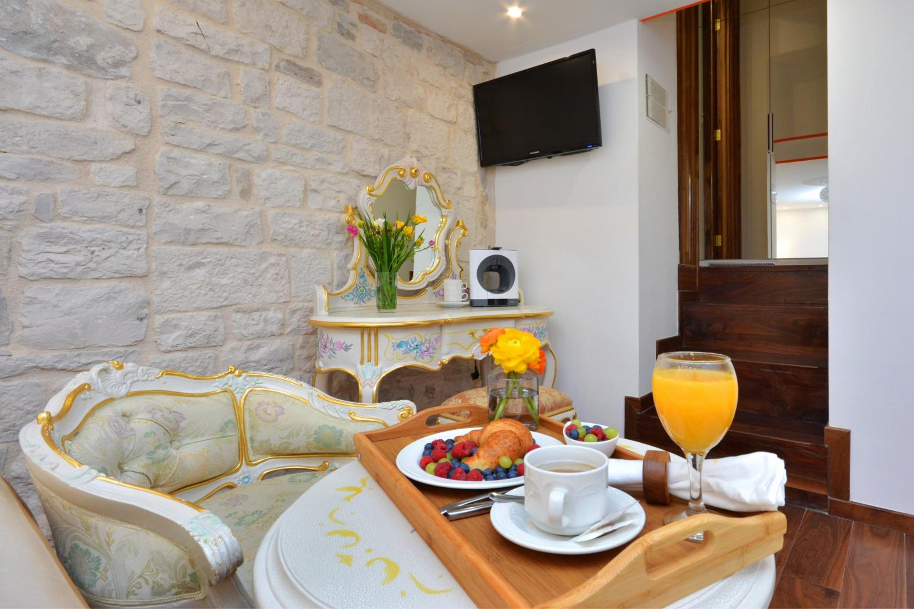 Standard Double Room - Photo 9