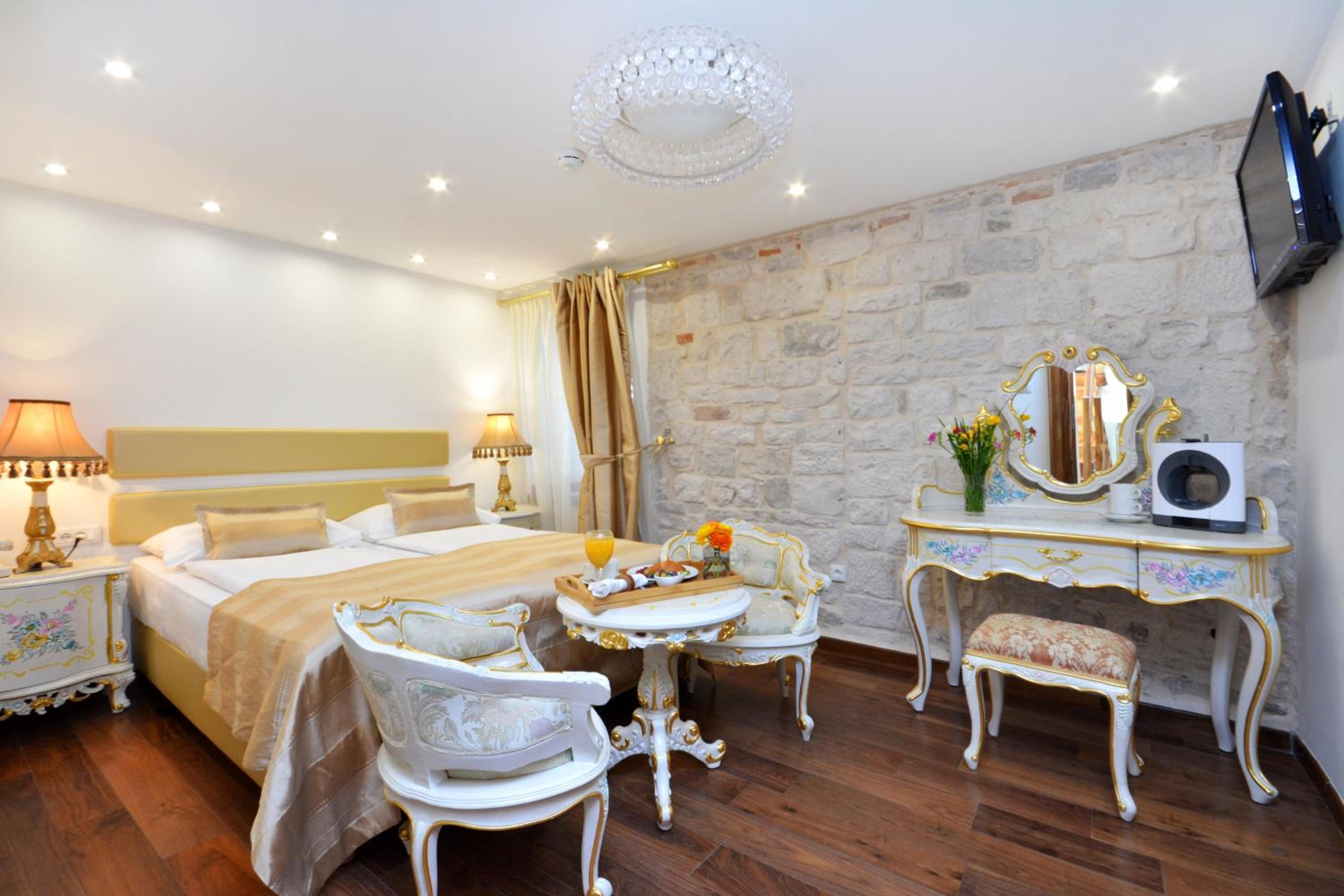 Standard Double Room - Photo 8