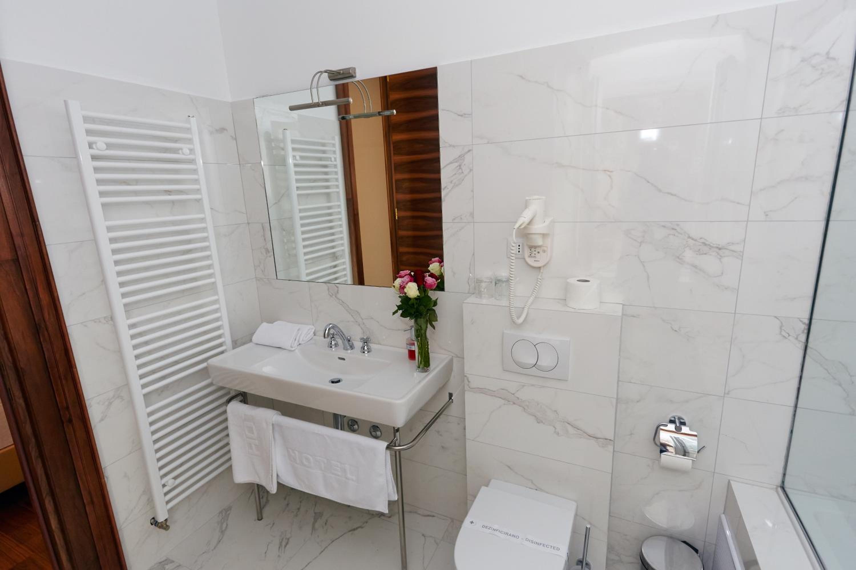 Deluxe Quadruple Room - Photo 18