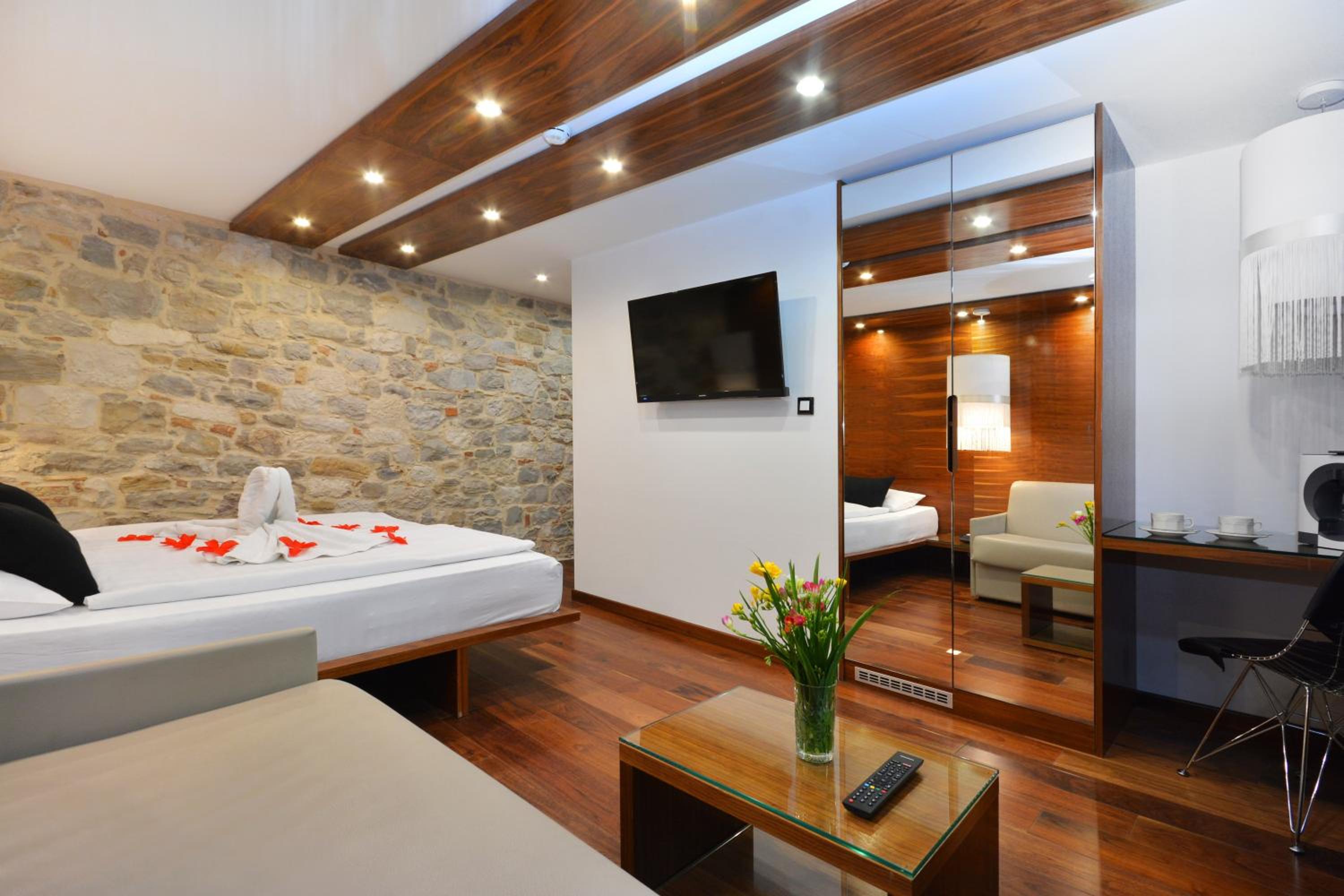 Deluxe Quadruple Room - Photo 4
