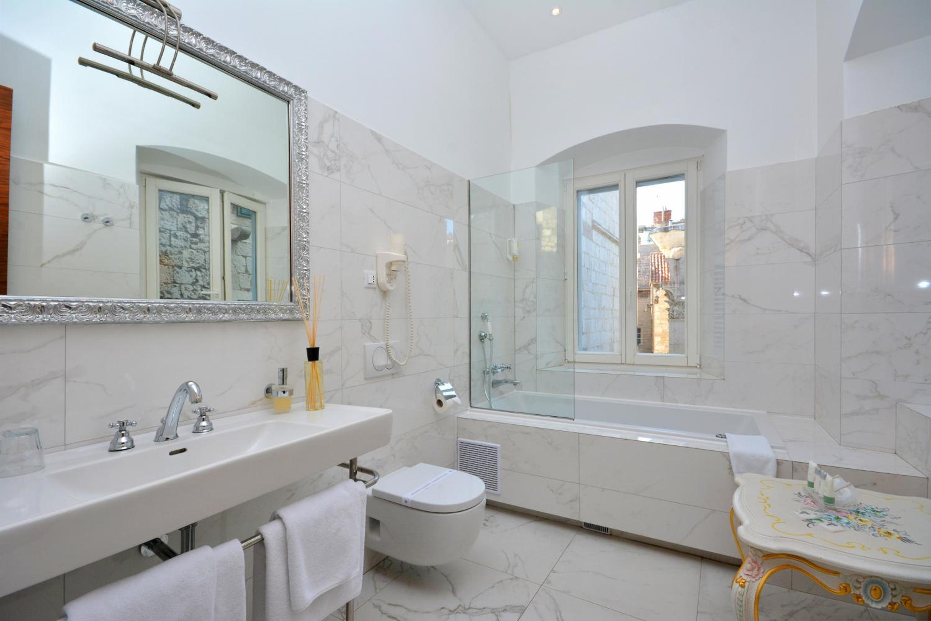 Deluxe Double Room - Photo 19