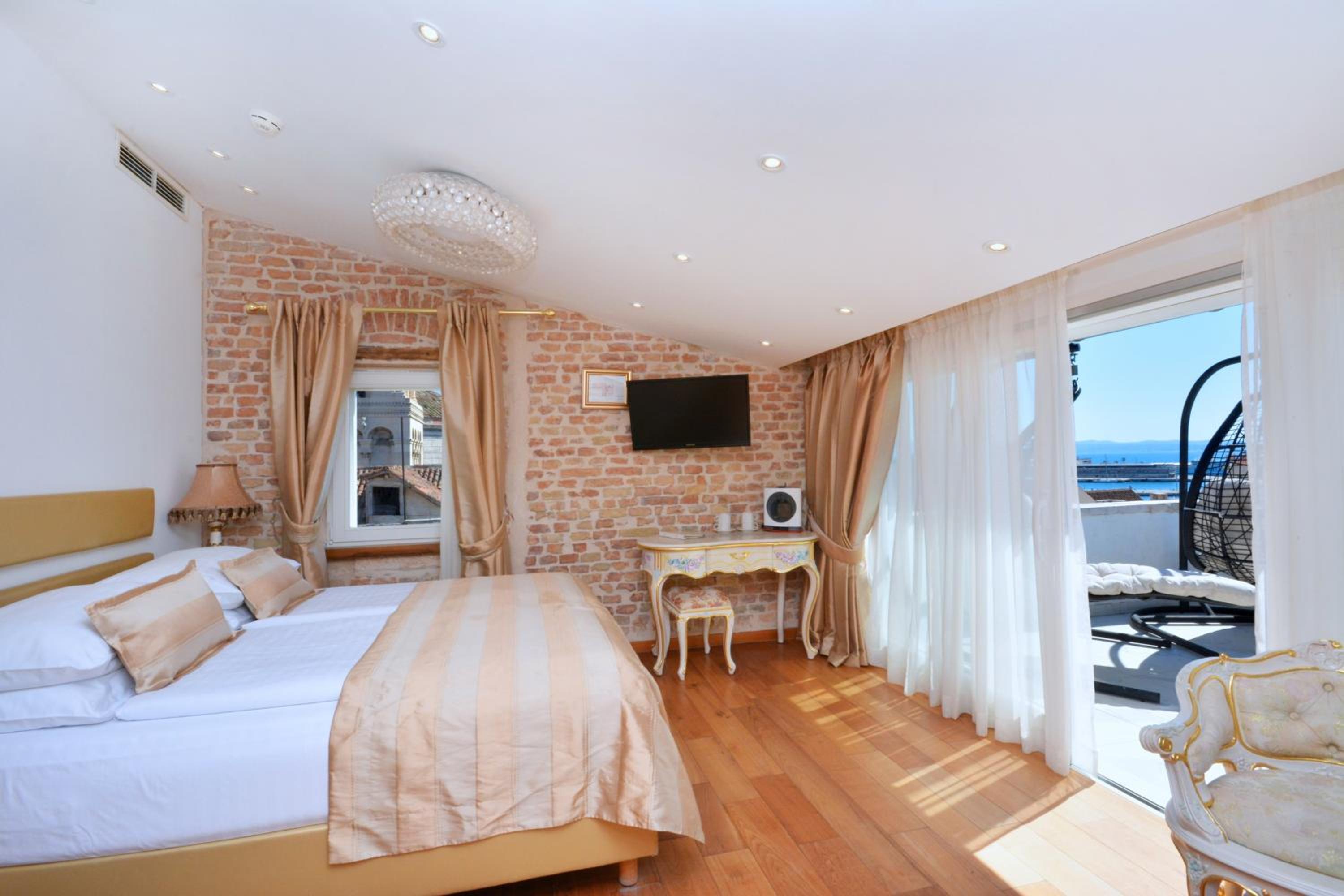 Deluxe Family Room with Balcony and Sea View - Photo 3