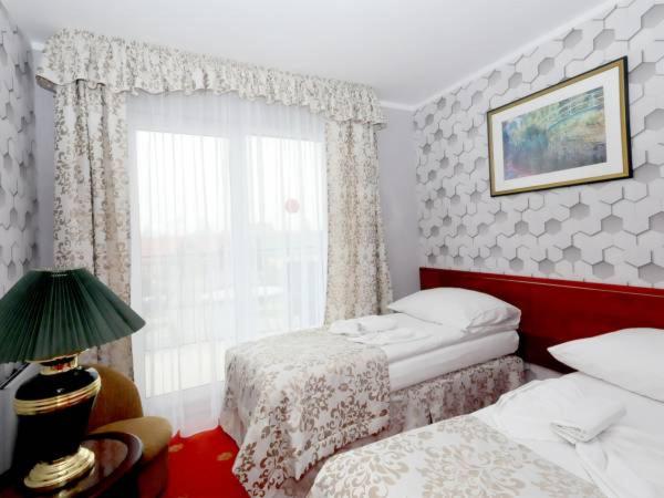 Twin Room with Balcony - Photo 4