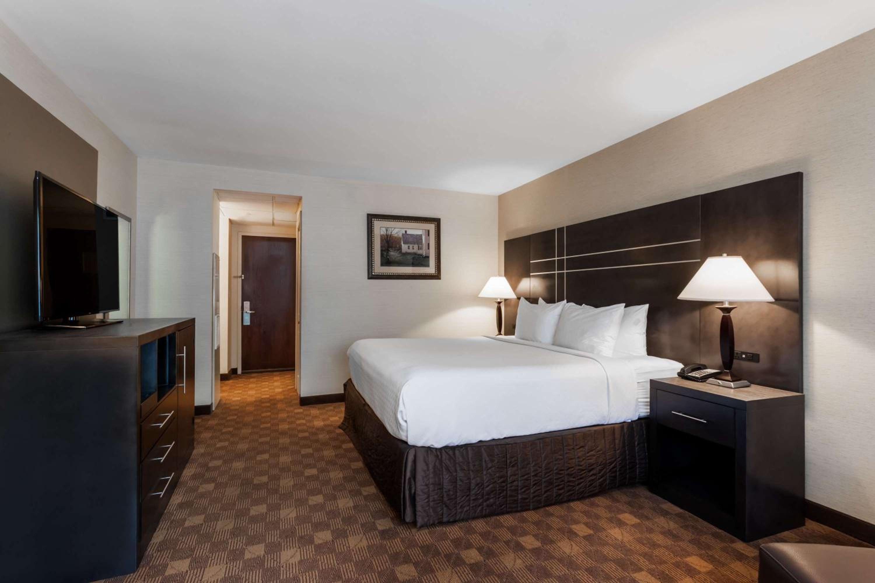 King Room with Roll-In Shower - Mobility Access/Non-Smoking