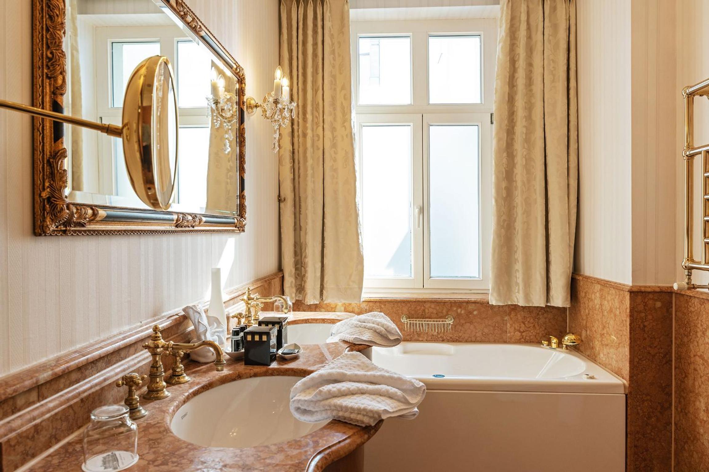 Senior Suite with City View photo 3