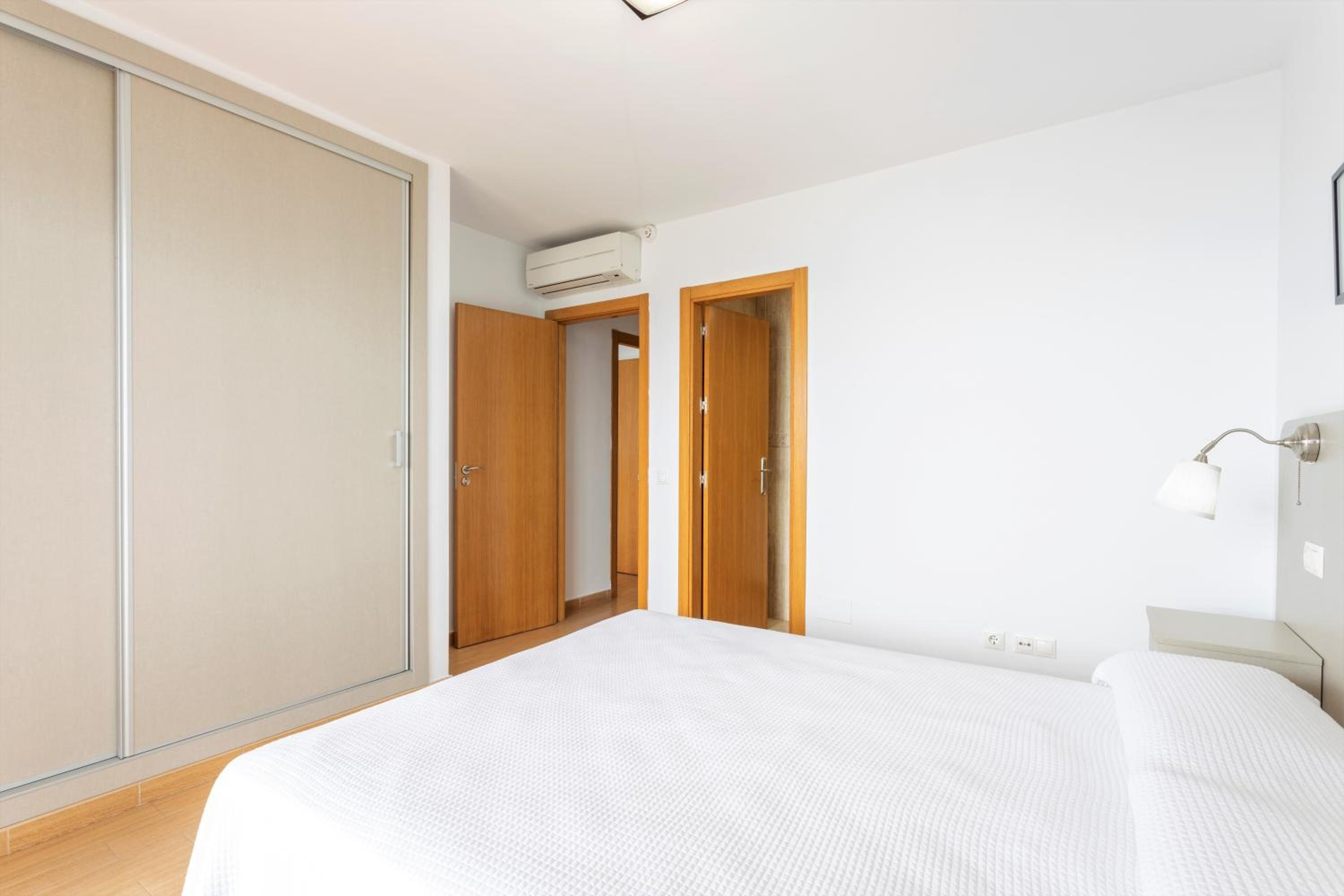 Apartamento de tres habitaciones con vista frontal al mar
