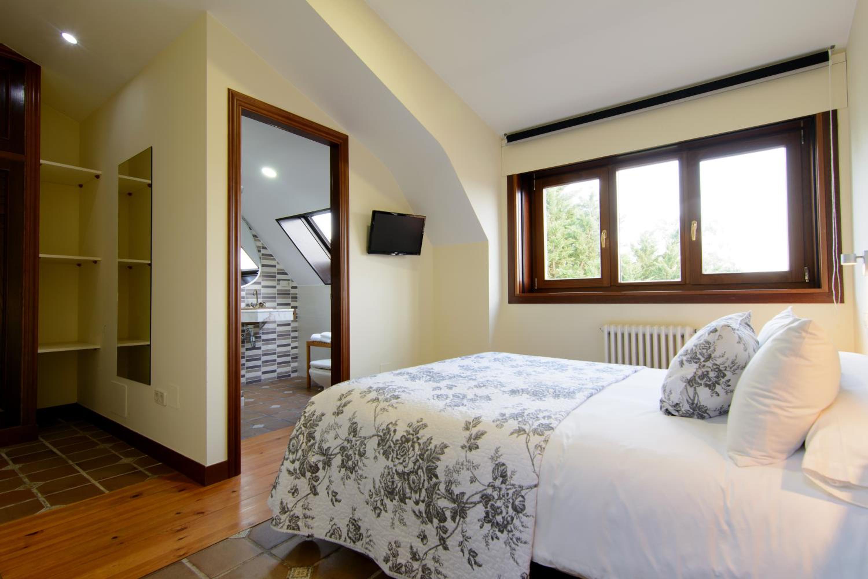 Double or Twin Room - Photo 11