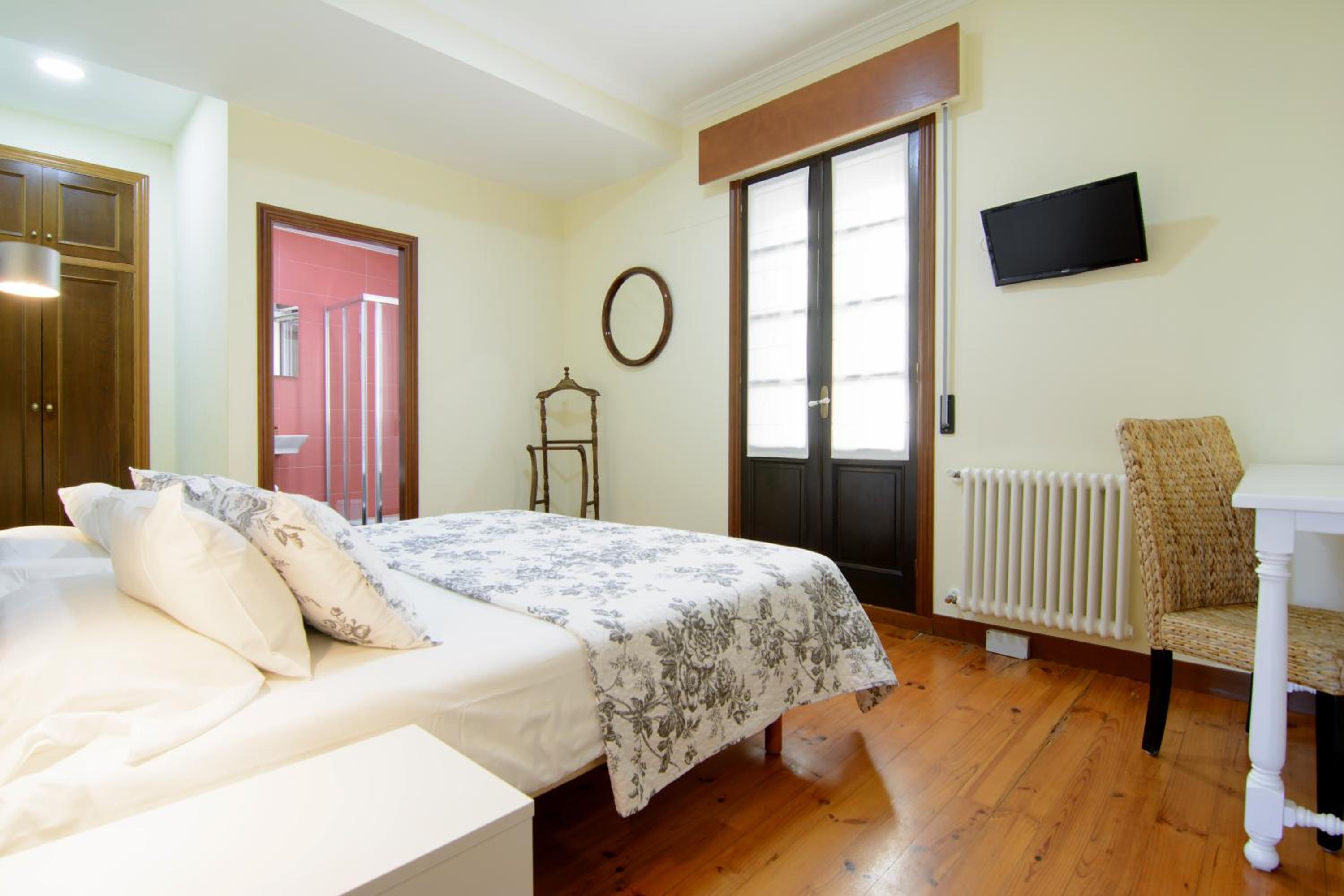Double or Twin Room - Photo 10