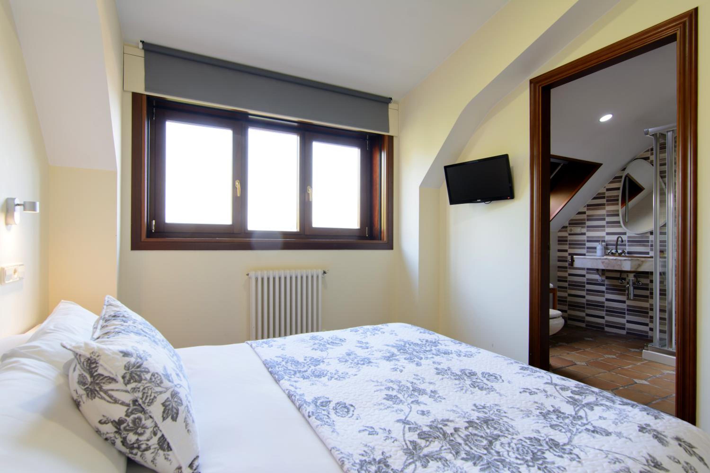 Double or Twin Room - Photo 9