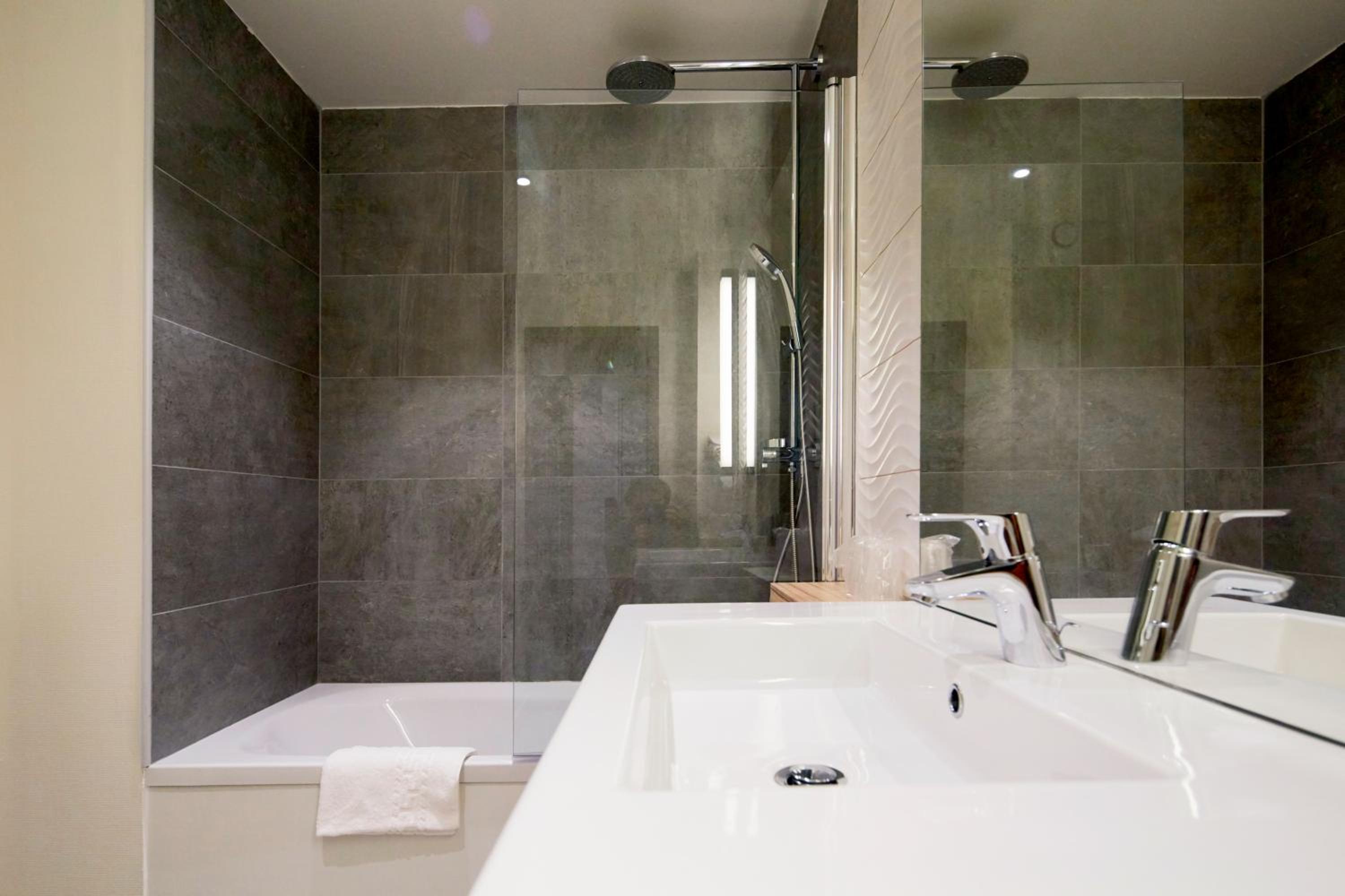 Standard Twin Room - Photo 4