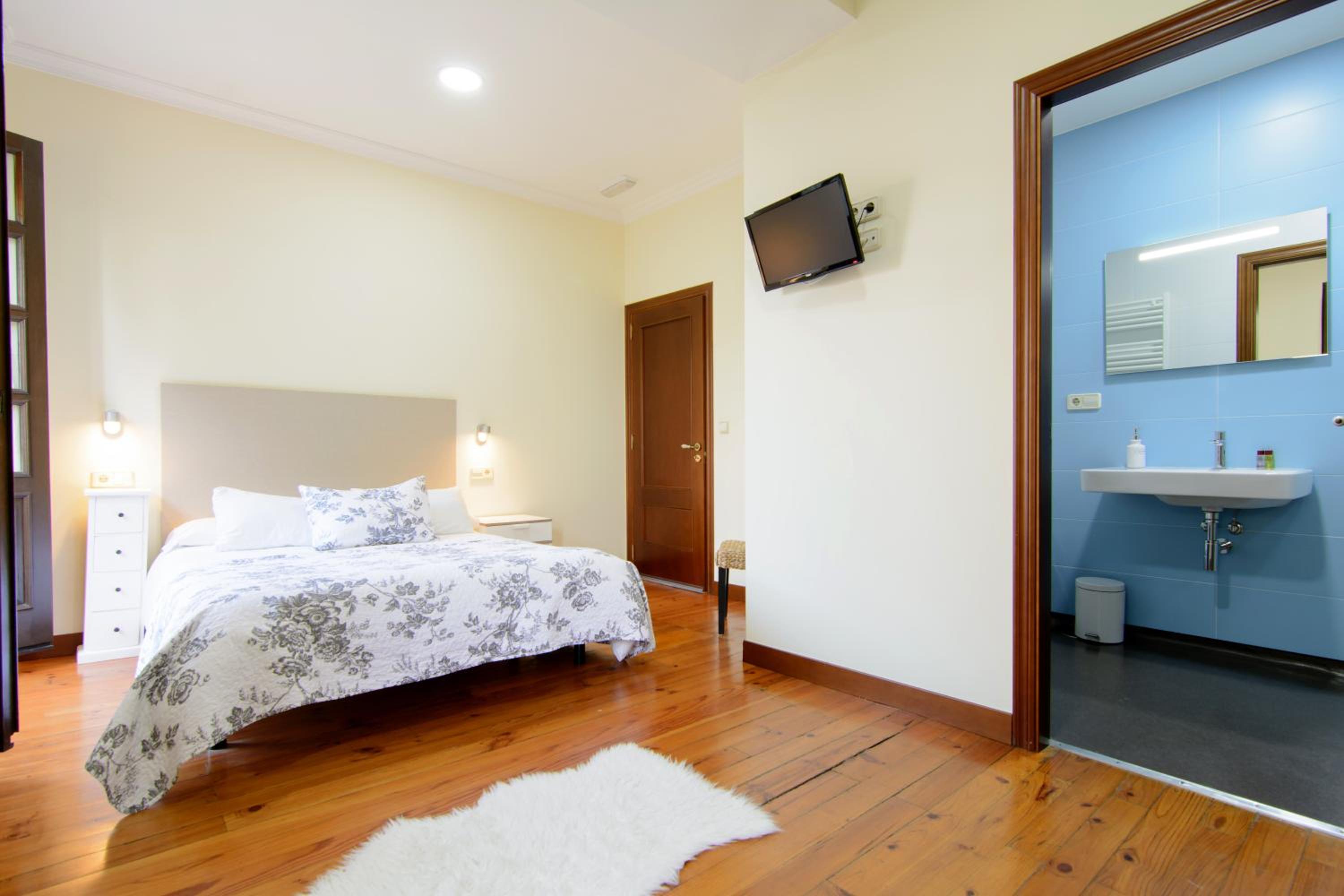 Double or Twin Room - Photo 8
