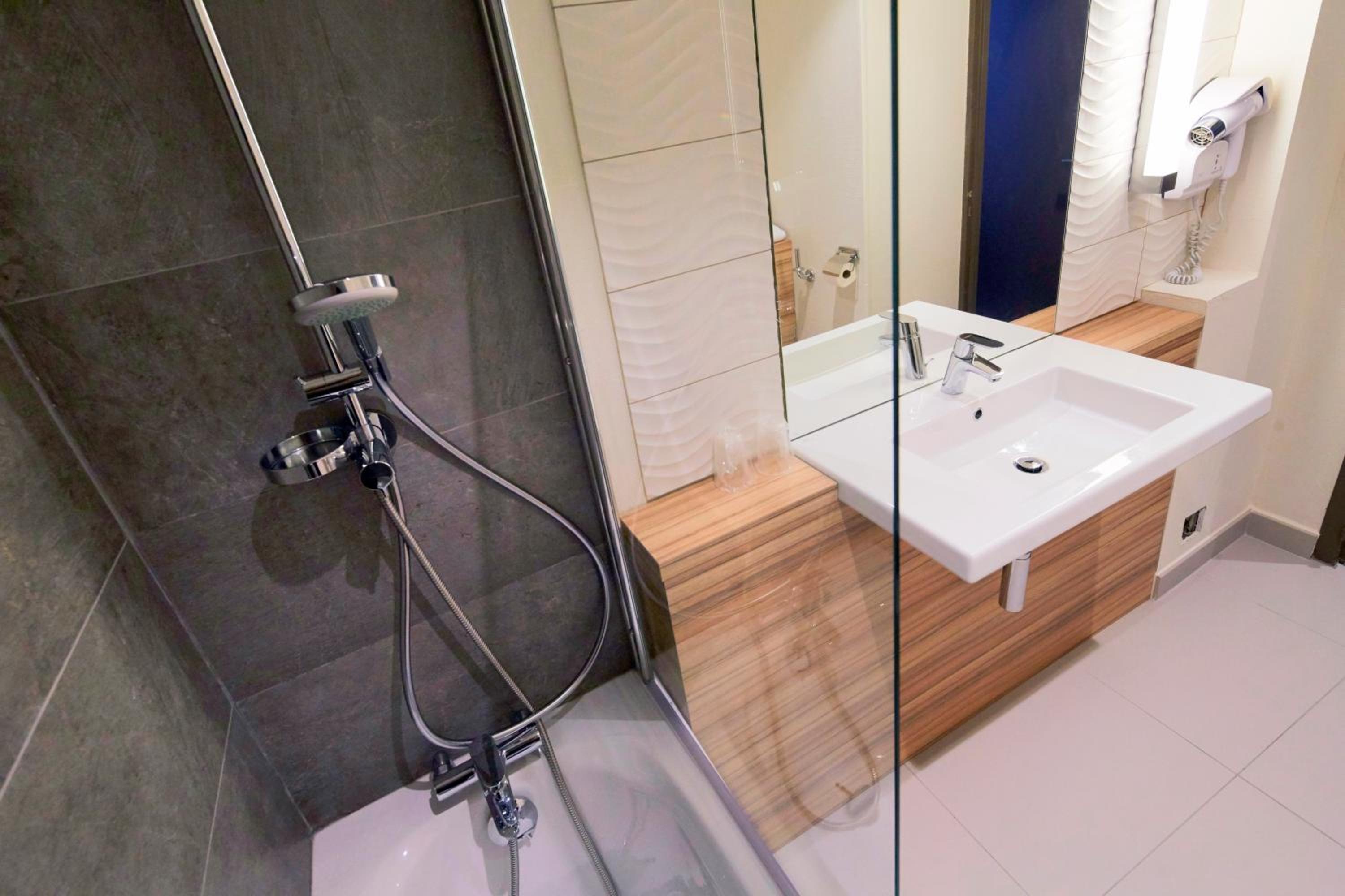 Standard Twin Room - Photo 5