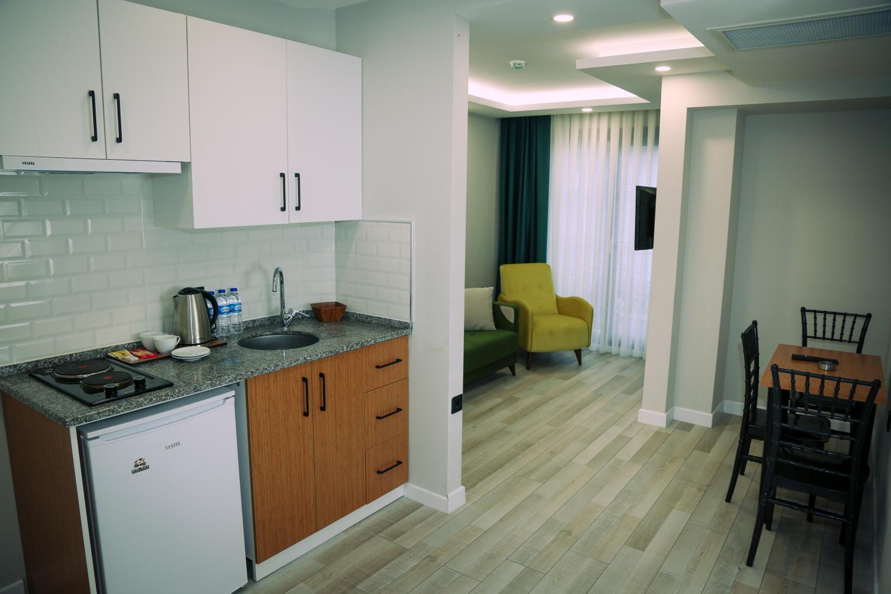 Deluxe Suite with Balcony and Sea View - Photo 6