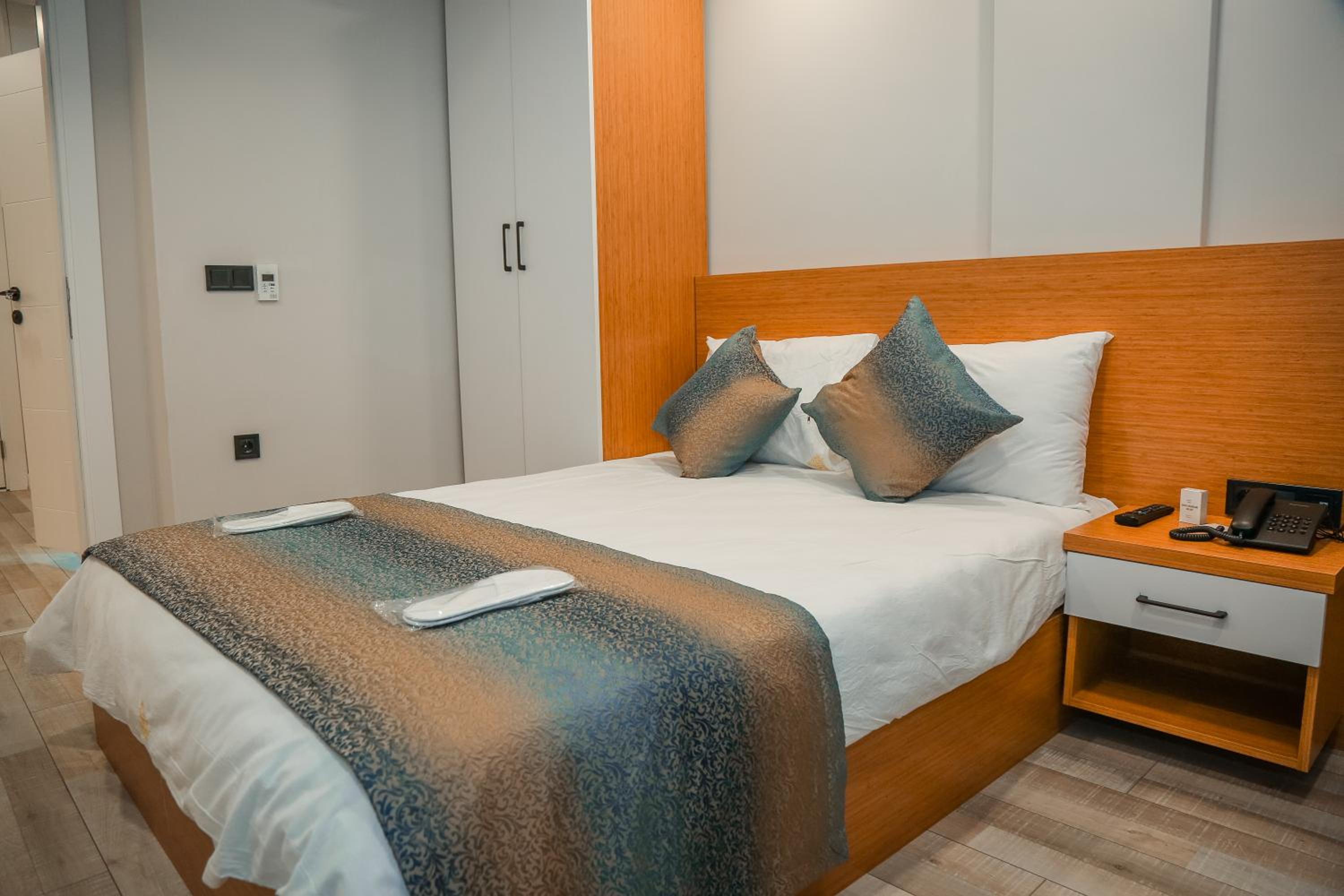 Large Deluxe Suite with Balcony and Sea View - Photo 1