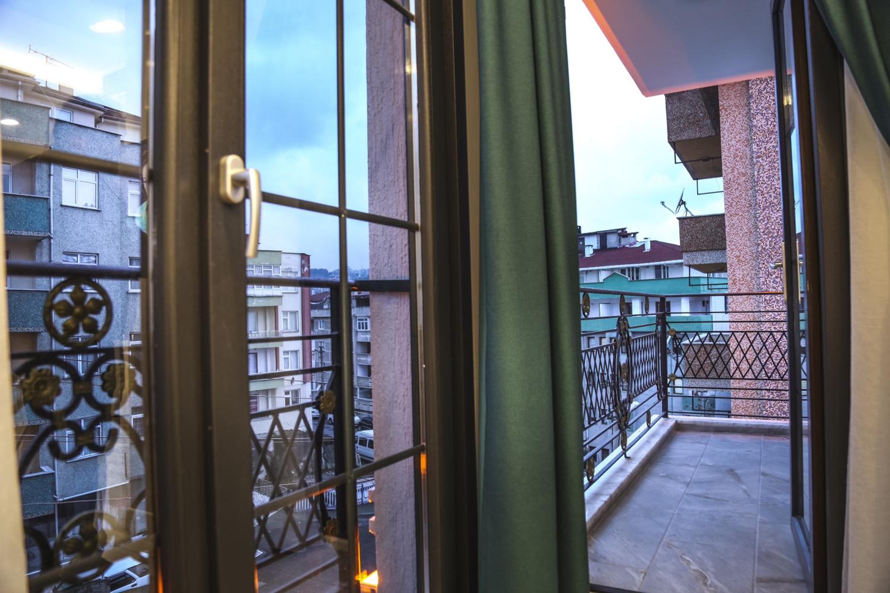 Deluxe Suite with Balcony and City VIew - Photo 13