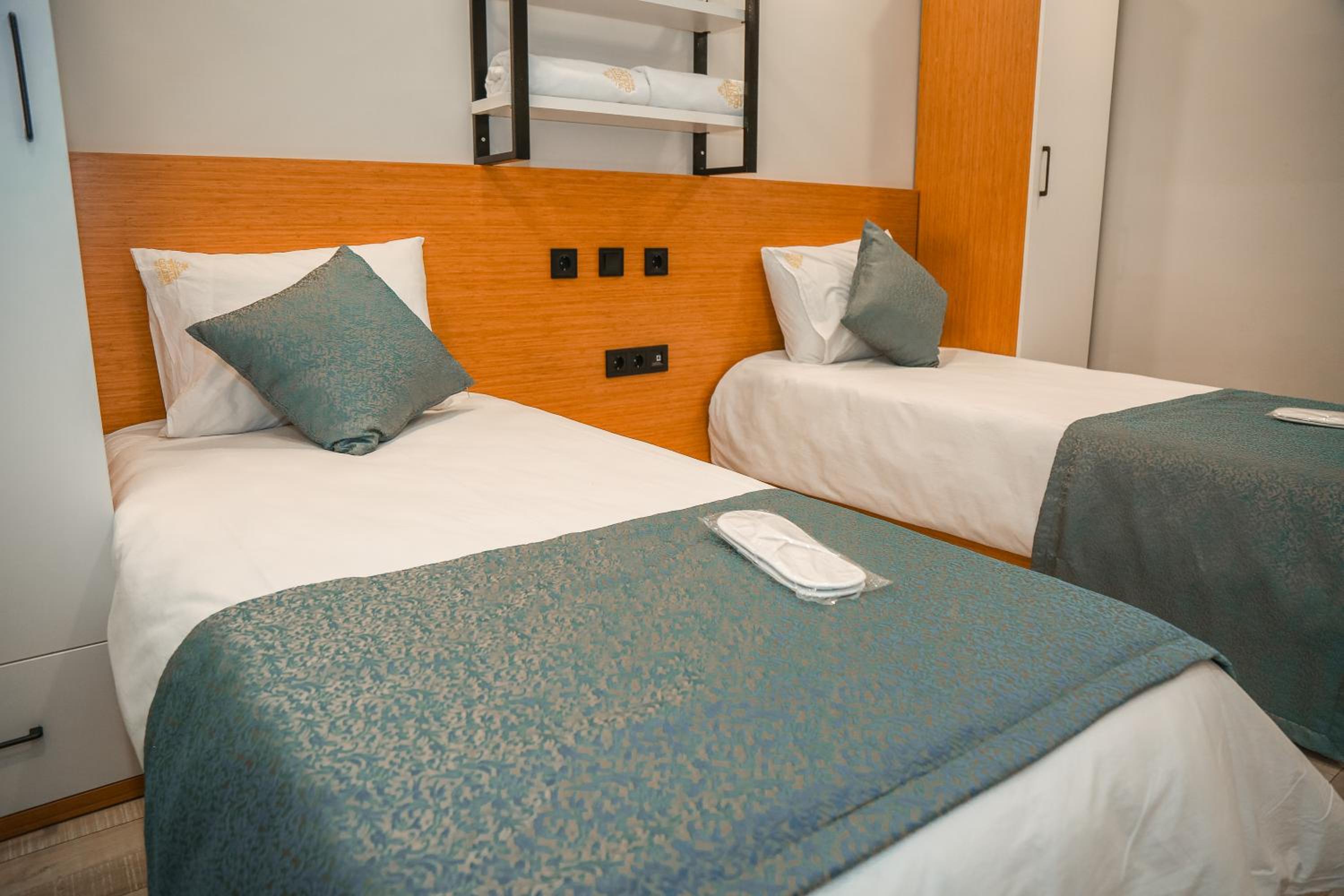 Large Deluxe Suite with Balcony and Sea View - Photo 16