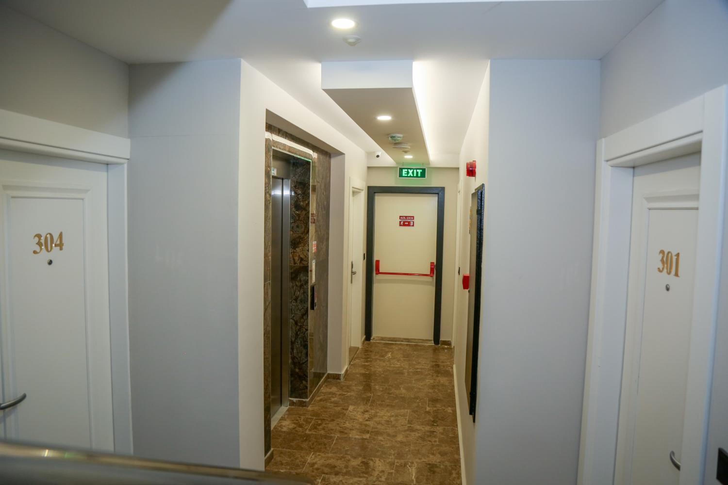 Deluxe Suite with Balcony and Sea View - Photo 14