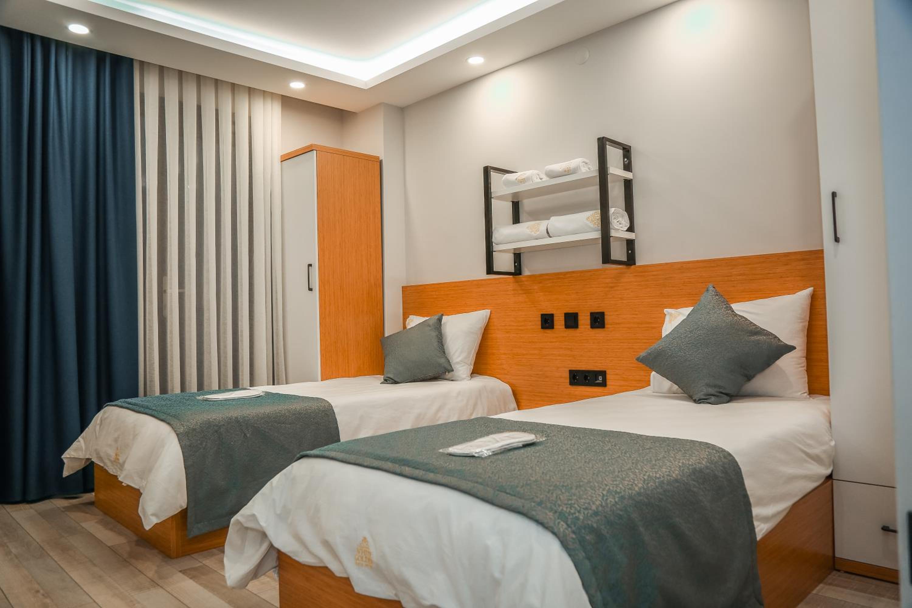 Large Deluxe Suite with Balcony and Sea View - Photo 11