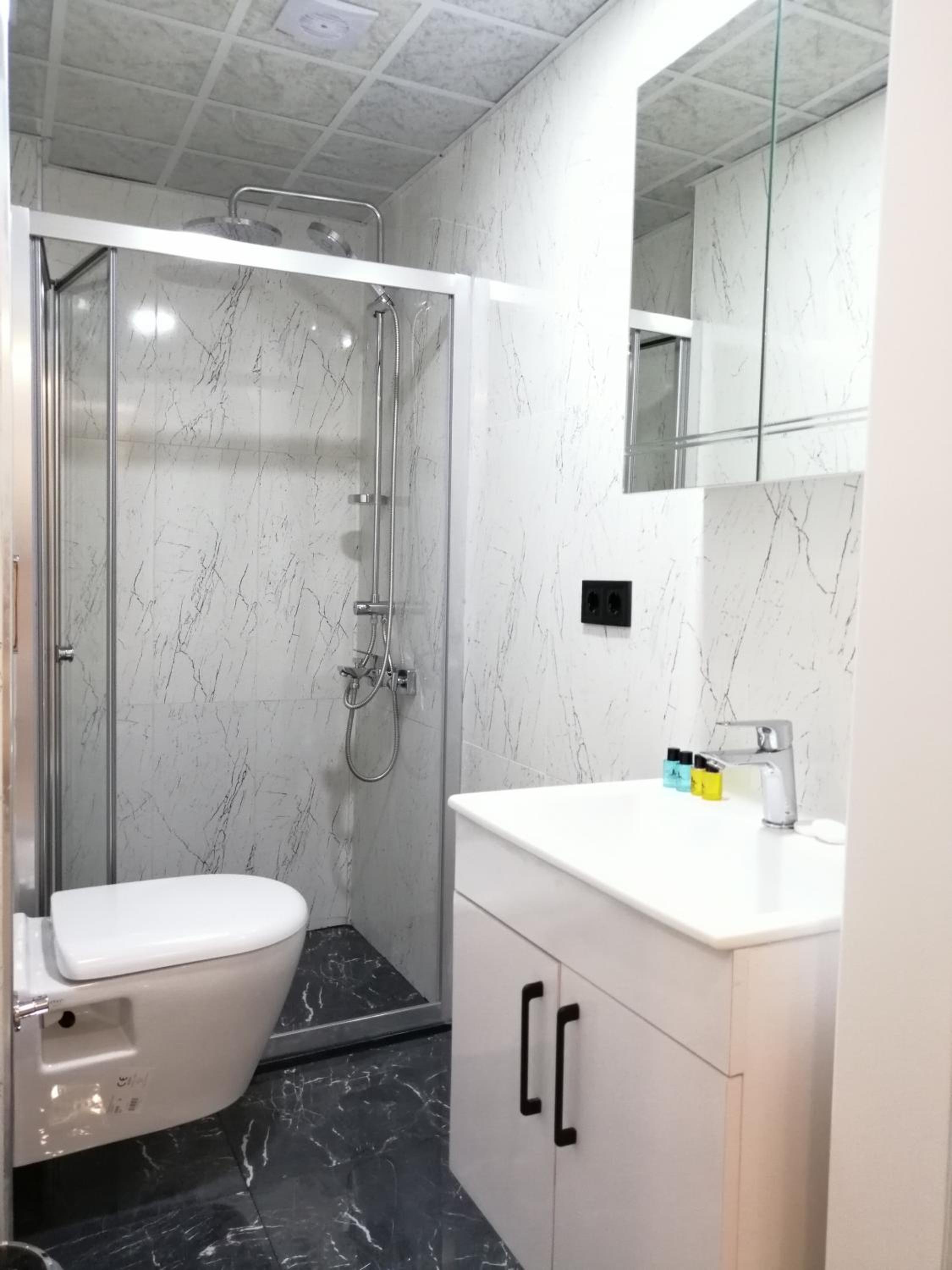 Large Deluxe Suite with Balcony and Sea View - Photo 10