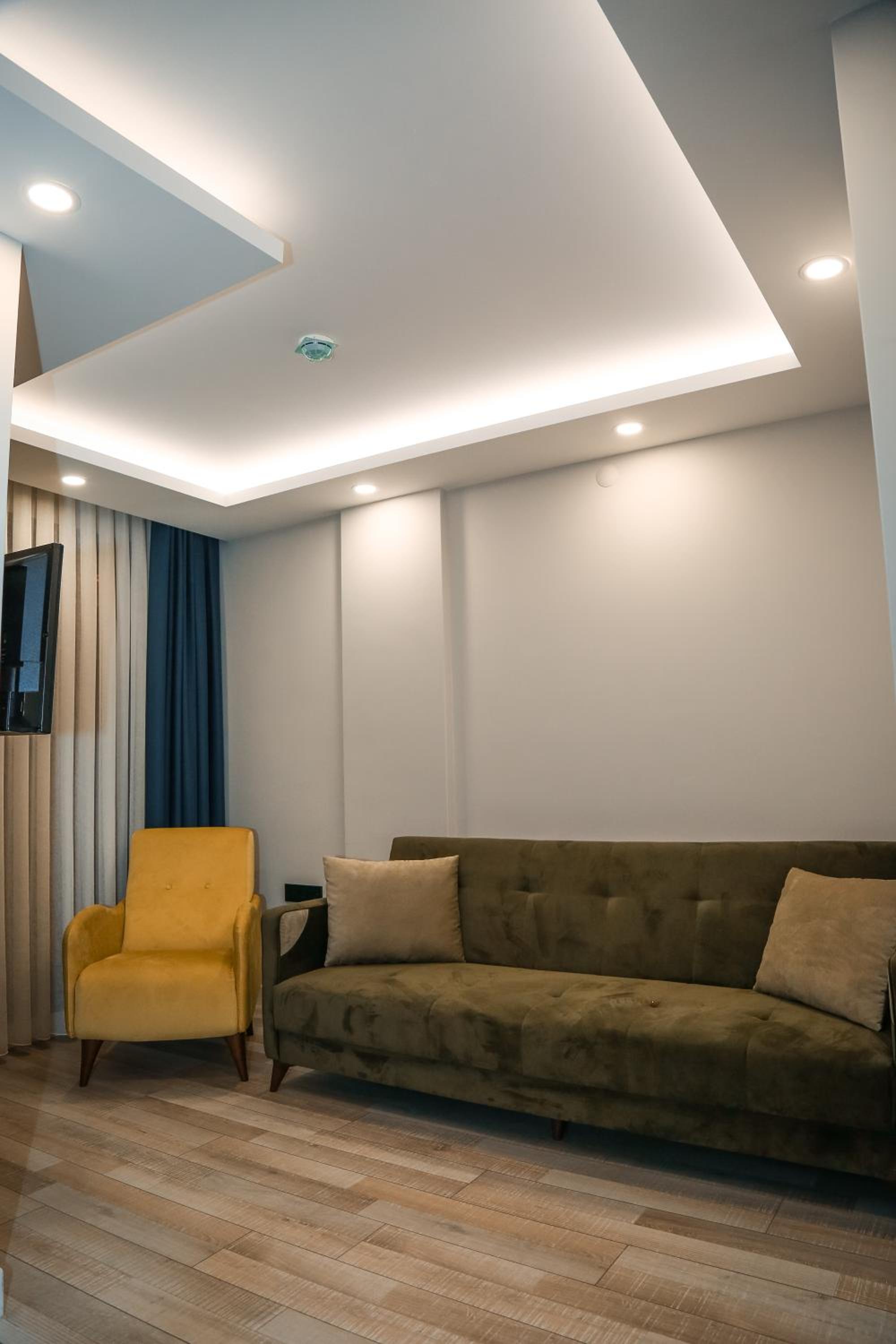 Deluxe Suite with Balcony and Sea View - Photo 13