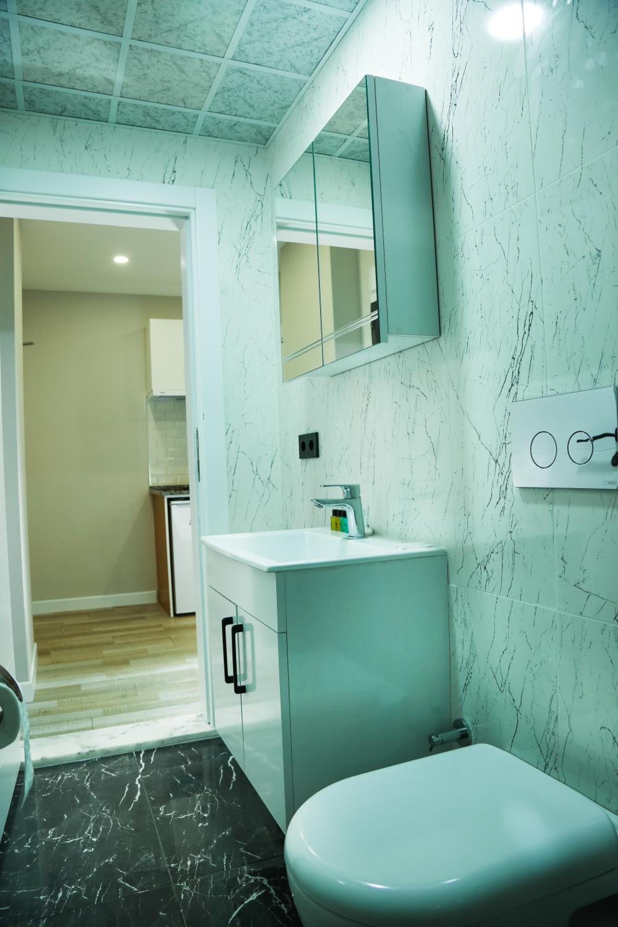 Deluxe Suite with Balcony and Sea View - Photo 12