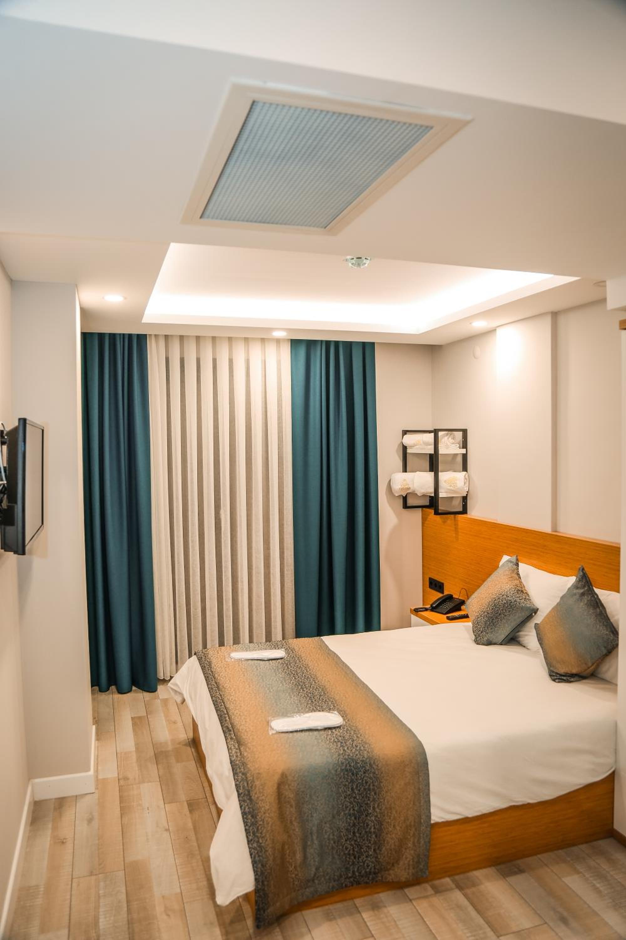 Large Deluxe Suite with Balcony and Sea View - Photo 7