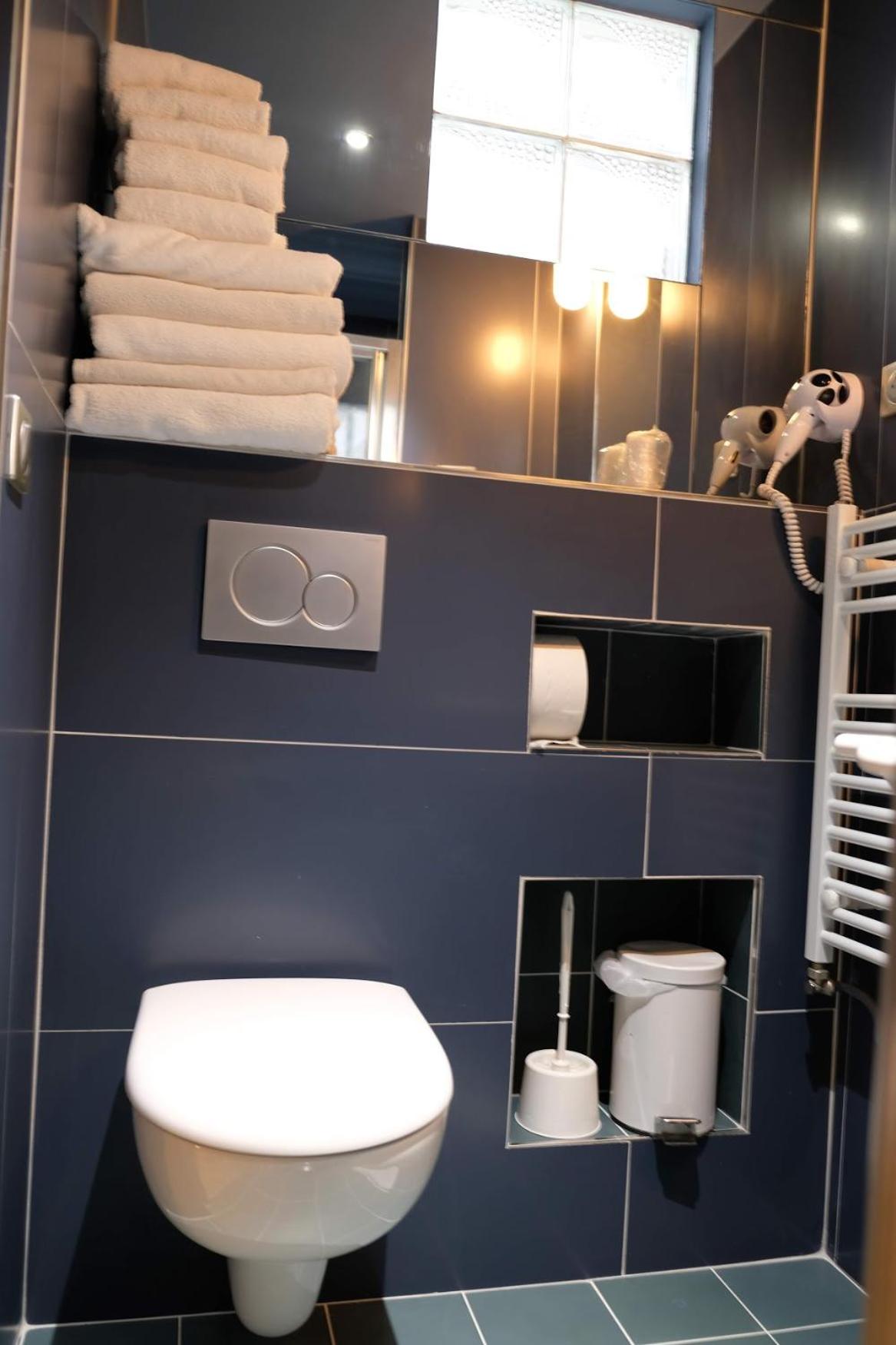 Quadruple Room with private Shower and Toilet