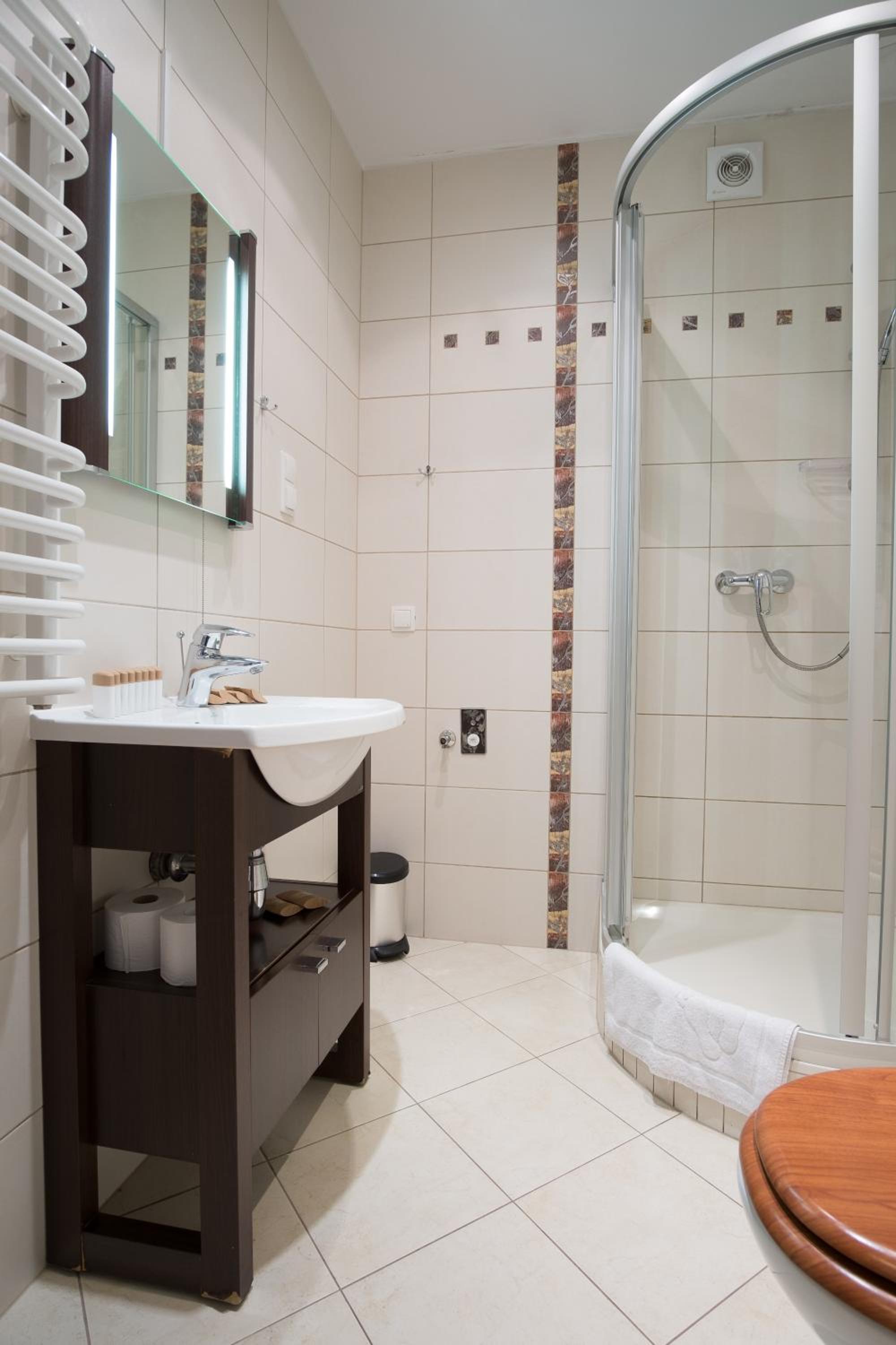 Two-Bedroom Apartment with Balcony - Photo 40