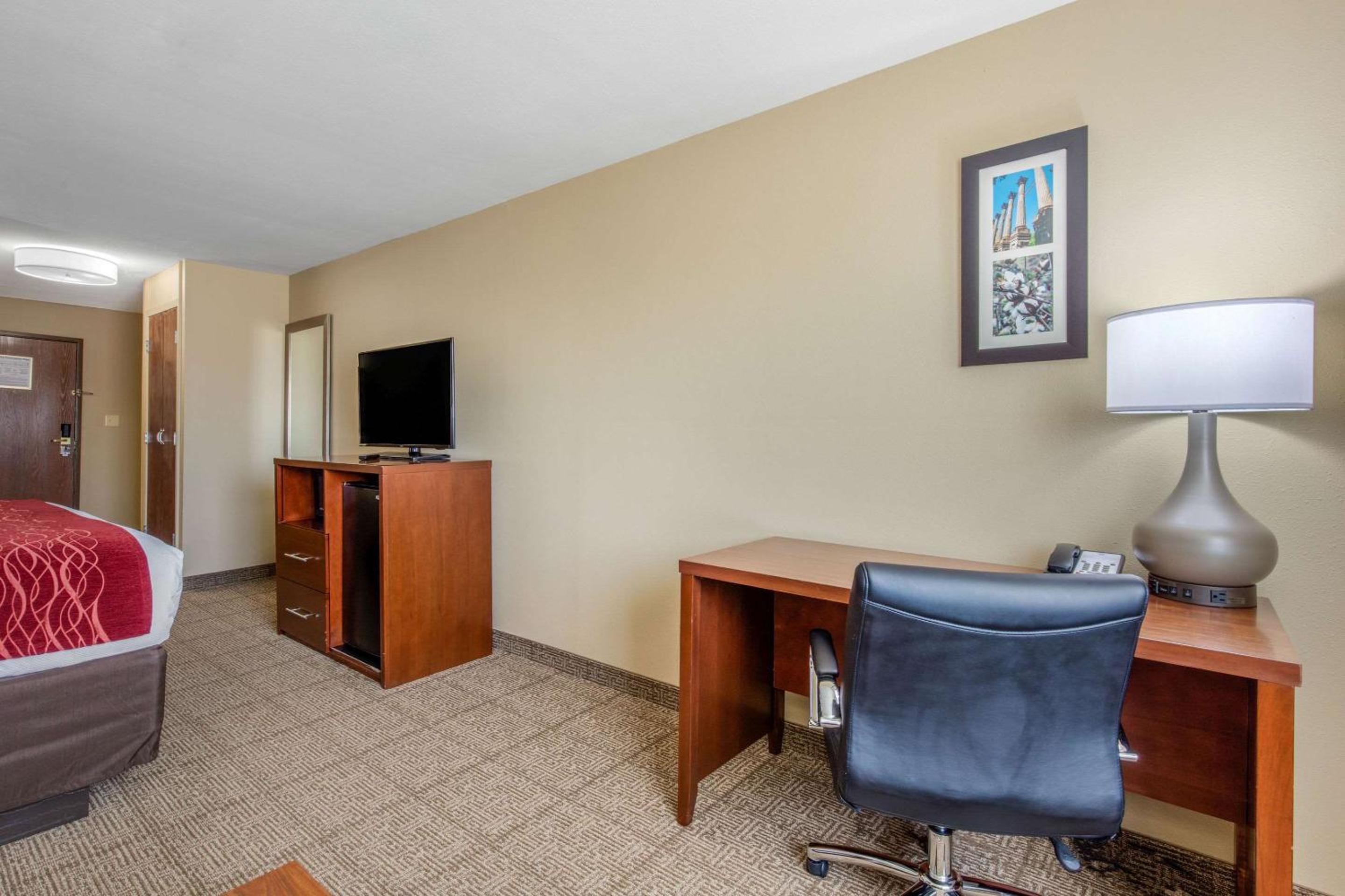 King Suite - Non-Smoking photo 2