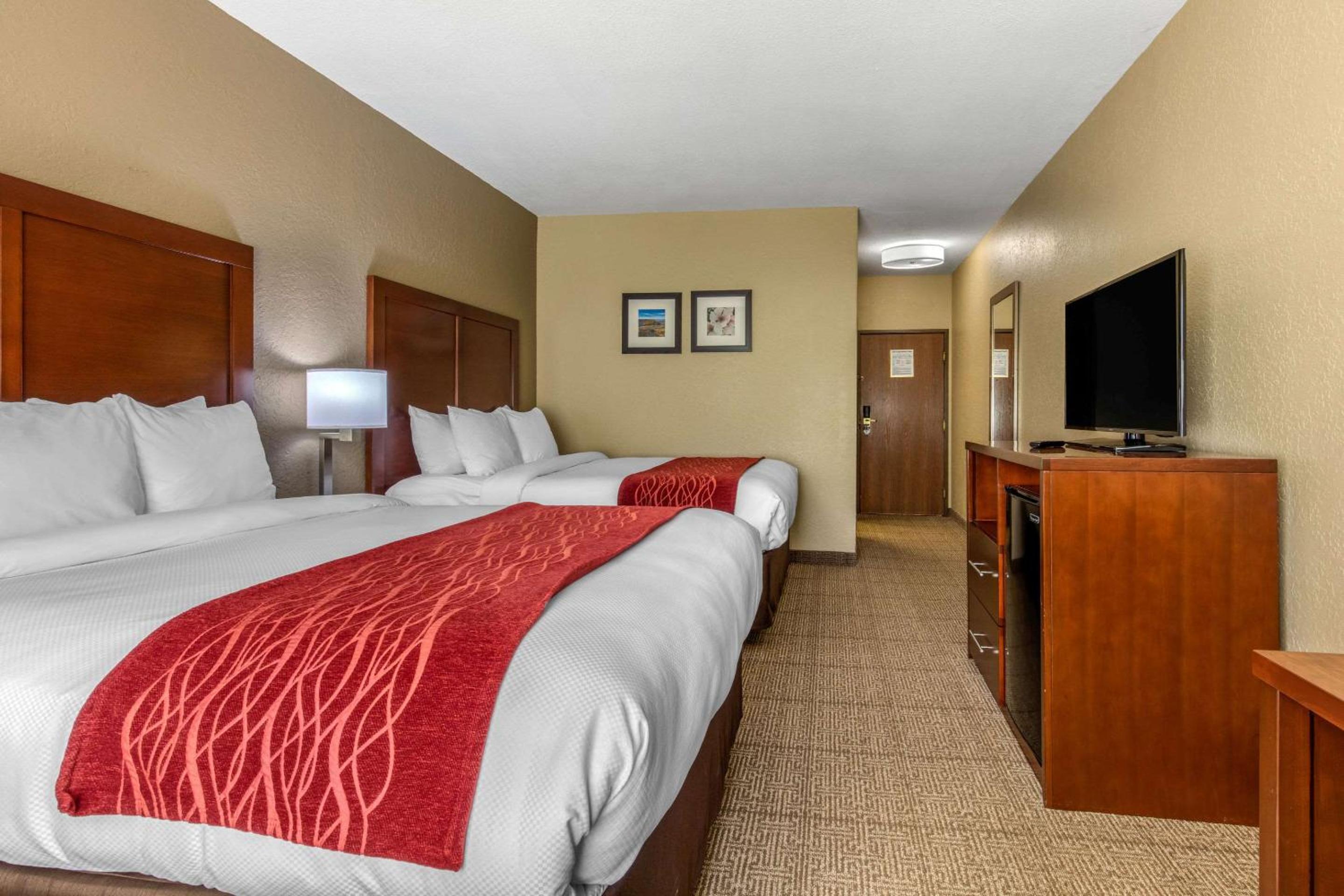 Queen Room with Two Queen Beds - Non-Smoking photo 1