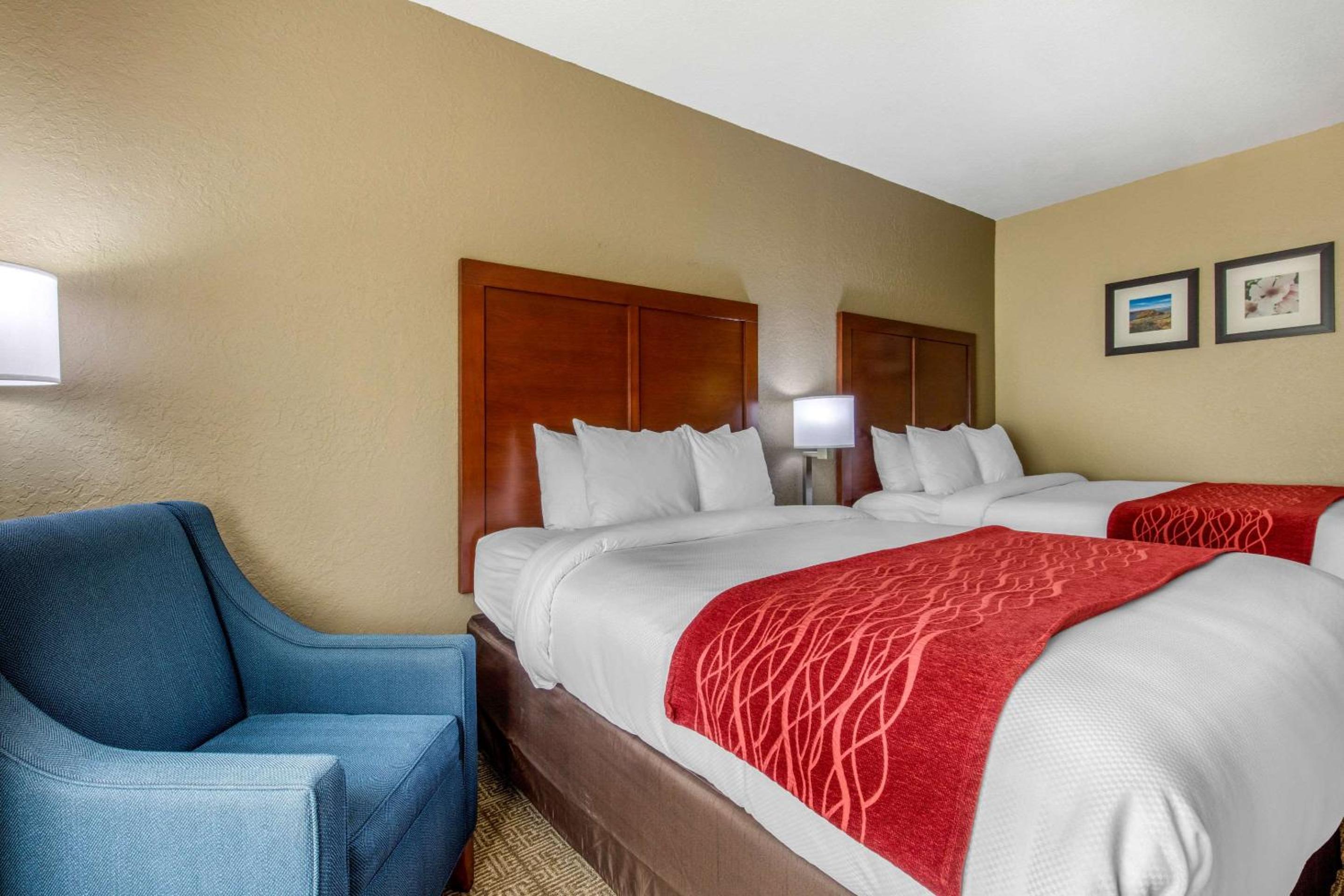 Queen Room with Two Queen Beds - Non-Smoking photo 3