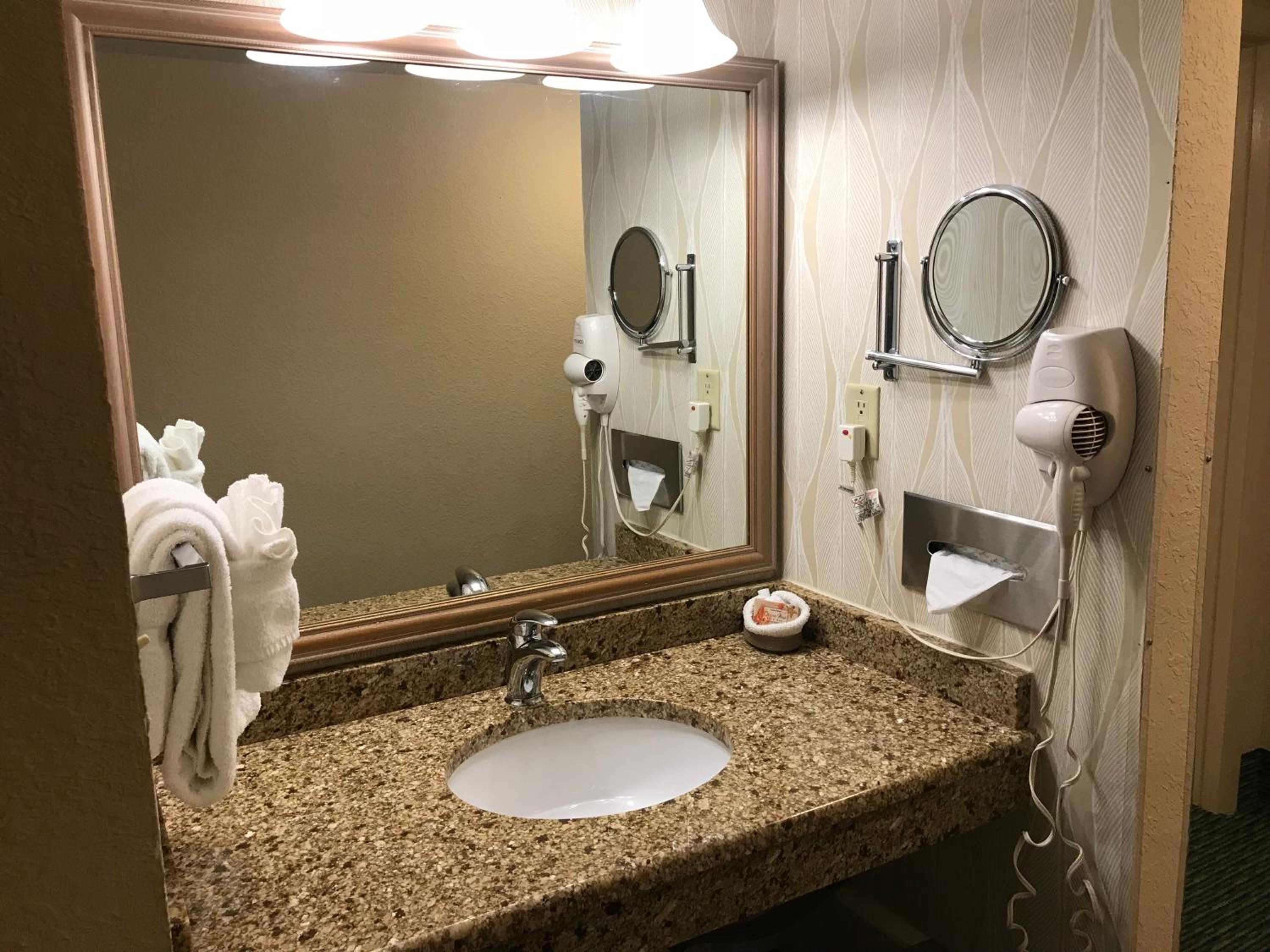 Queen Room - Disability Access - Photo 7