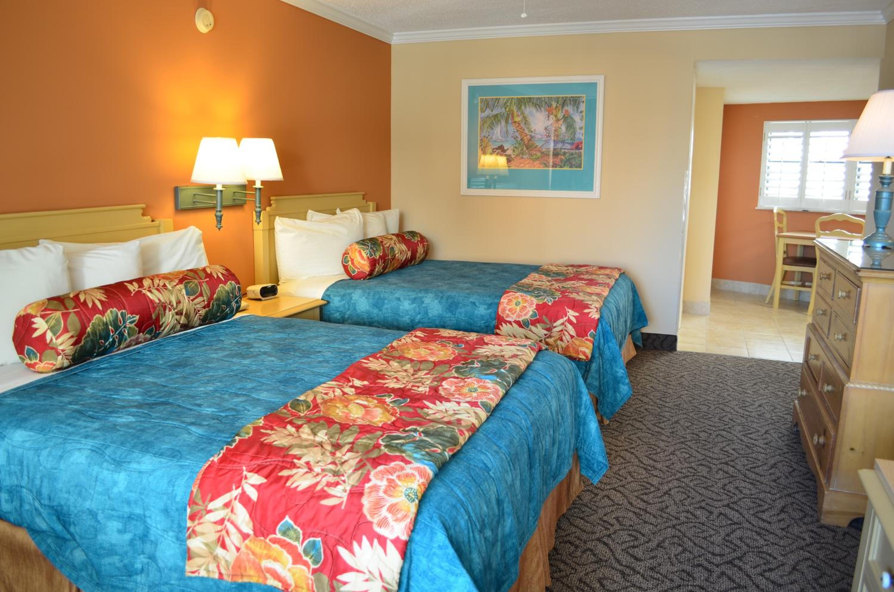 Queen Room with Two Queen Beds - Photo 5